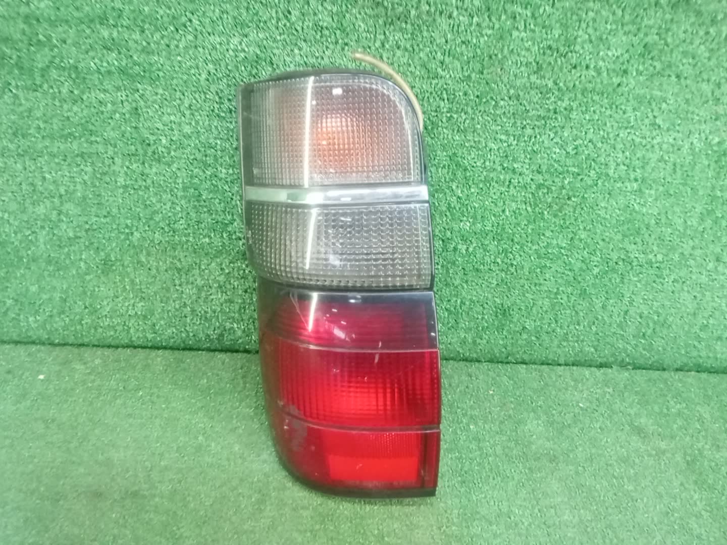 Стоп-сигнал левый задний TOYOTA HIACE TRH102V, TRH112V, LH129V, YY101, KZH138V, KZH100G, KZH106G, LH100G, LH107G, LH119V, LH186, KZH120G, LH172V, LH106, LH113V, RZH101G, KZH116G, KZH126G, LH178V, RZH100G, LH109, RZH102V, LH103V, LH168V 1 ракурс