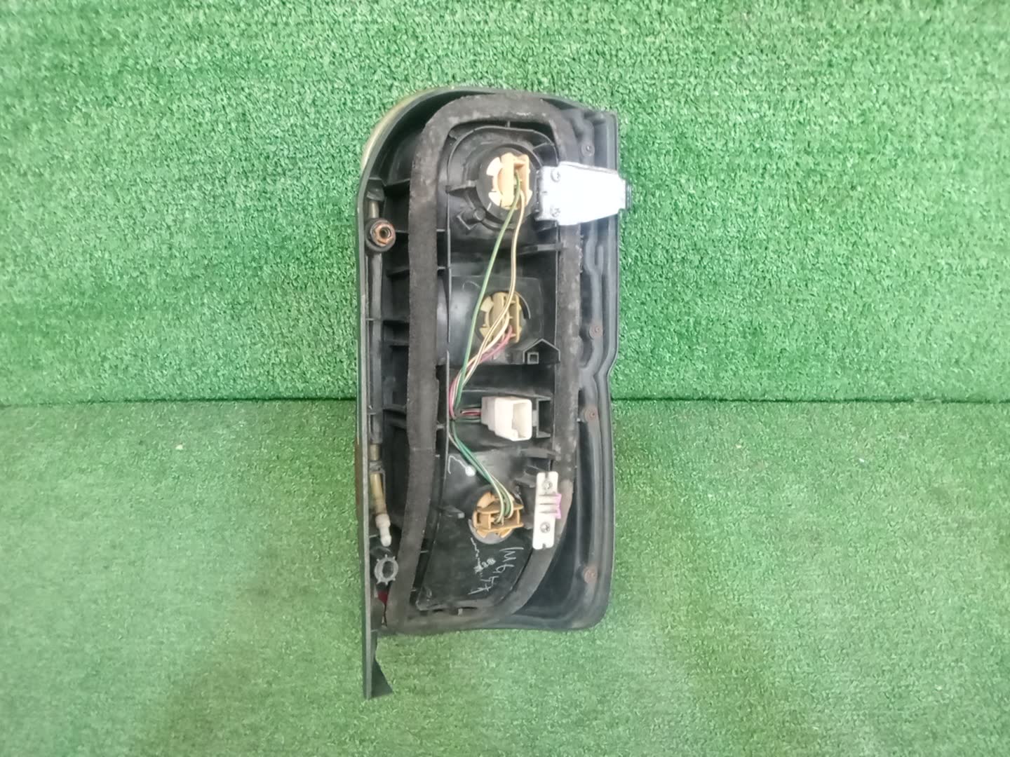 Стоп-сигнал левый задний TOYOTA HIACE TRH102V, TRH112V, LH129V, YY101, KZH138V, KZH100G, KZH106G, LH100G, LH107G, LH119V, LH186, KZH120G, LH172V, LH106, LH113V, RZH101G, KZH116G, KZH126G, LH178V, RZH100G, LH109, RZH102V, LH103V, LH168V 2 ракурс
