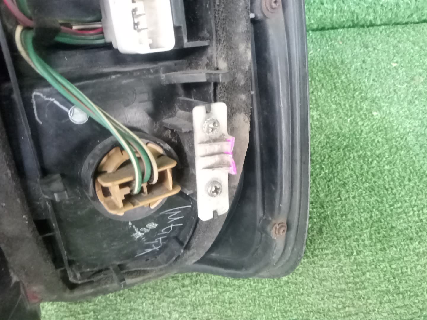 Стоп-сигнал левый задний TOYOTA HIACE TRH102V, TRH112V, LH129V, YY101, KZH138V, KZH100G, KZH106G, LH100G, LH107G, LH119V, LH186, KZH120G, LH172V, LH106, LH113V, RZH101G, KZH116G, KZH126G, LH178V, RZH100G, LH109, RZH102V, LH103V, LH168V 3 ракурс