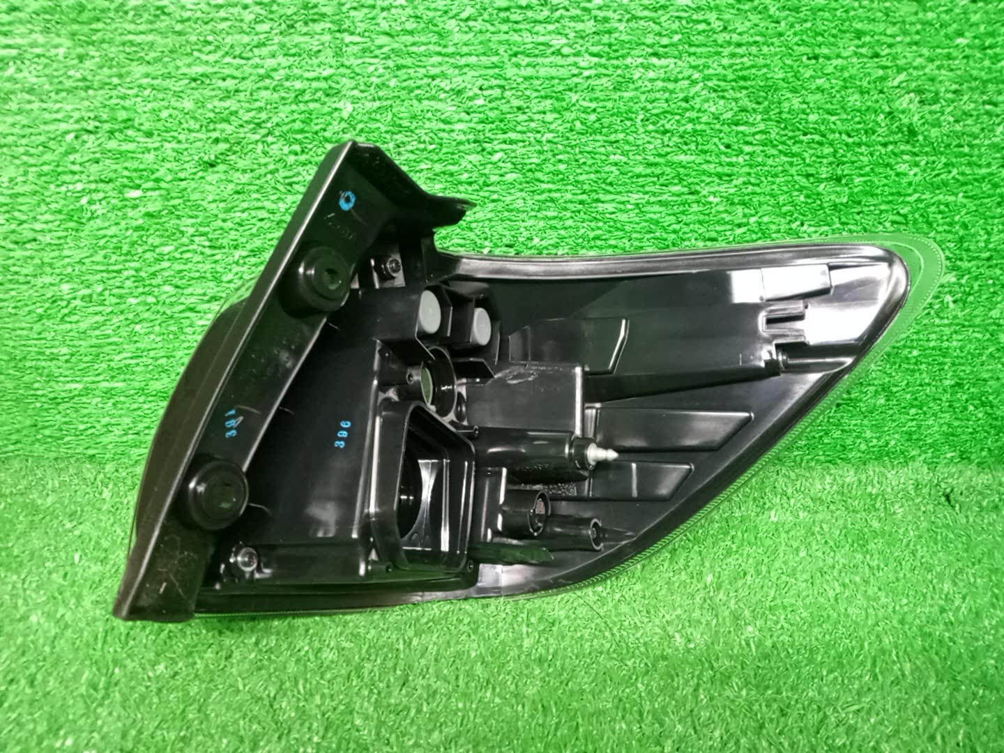 Стоп-сигнал левый задний TOYOTA WISH ZGE20W, ZGE20G, ZGE25W, ZGE21G, ZGE22W, ZGE25G 81561-68062 2 ракурс