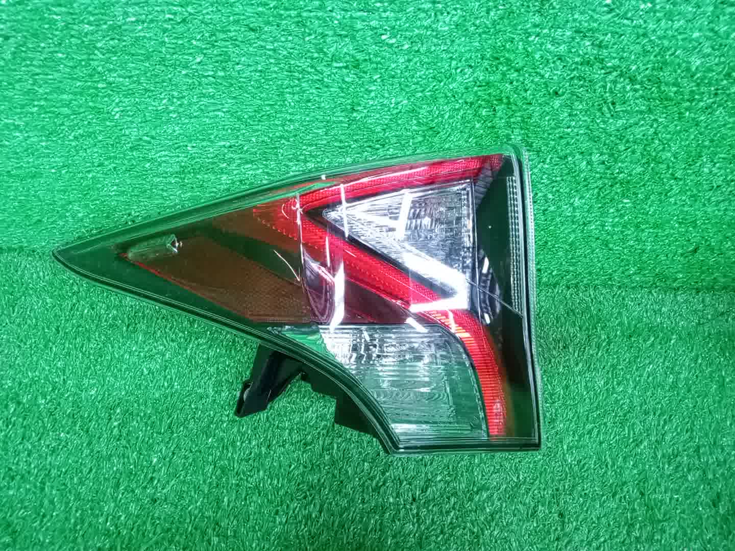 Стоп-сигнал левый задний TOYOTA PRIUS ZVW50, ZVW51, ZVW55 81561-47153 1 ракурс Стоп-сигнал левый задний TOYOTA PRIUS ZVW50, ZVW51, ZVW55 81561-47153 1 ракурс