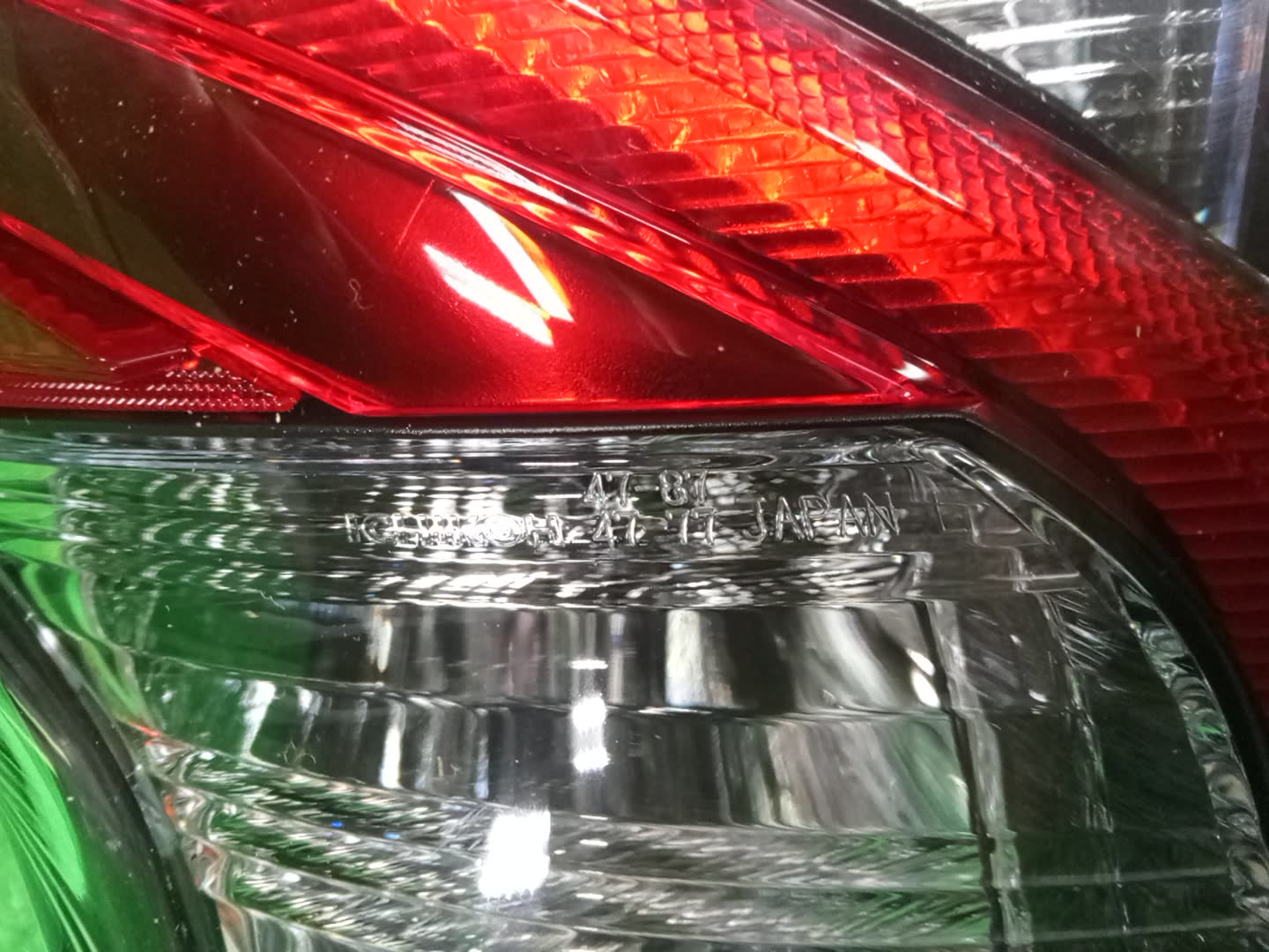 Стоп-сигнал левый задний TOYOTA PRIUS ZVW50, ZVW51, ZVW55 81561-47153 3 ракурс Стоп-сигнал левый задний TOYOTA PRIUS ZVW50, ZVW51, ZVW55 81561-47153 3 ракурс