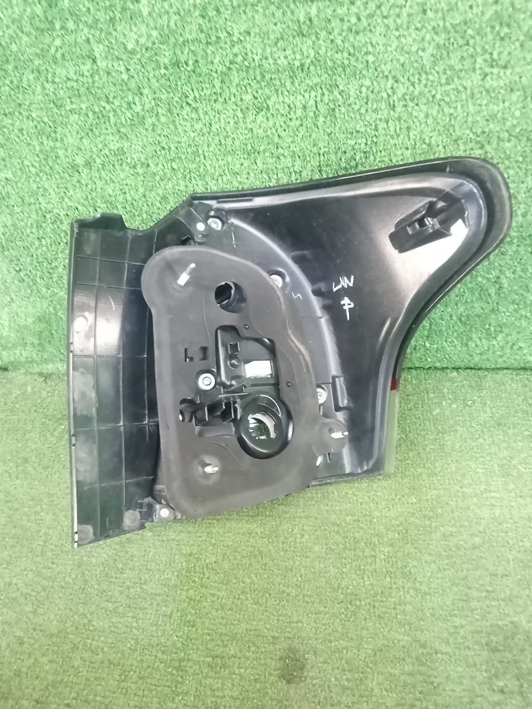 Стоп-сигнал левый задний TOYOTA COROLLA FIELDER ZRE162G, NZE164G, NZE161G, NKE165G, NRE161G 3 ракурс