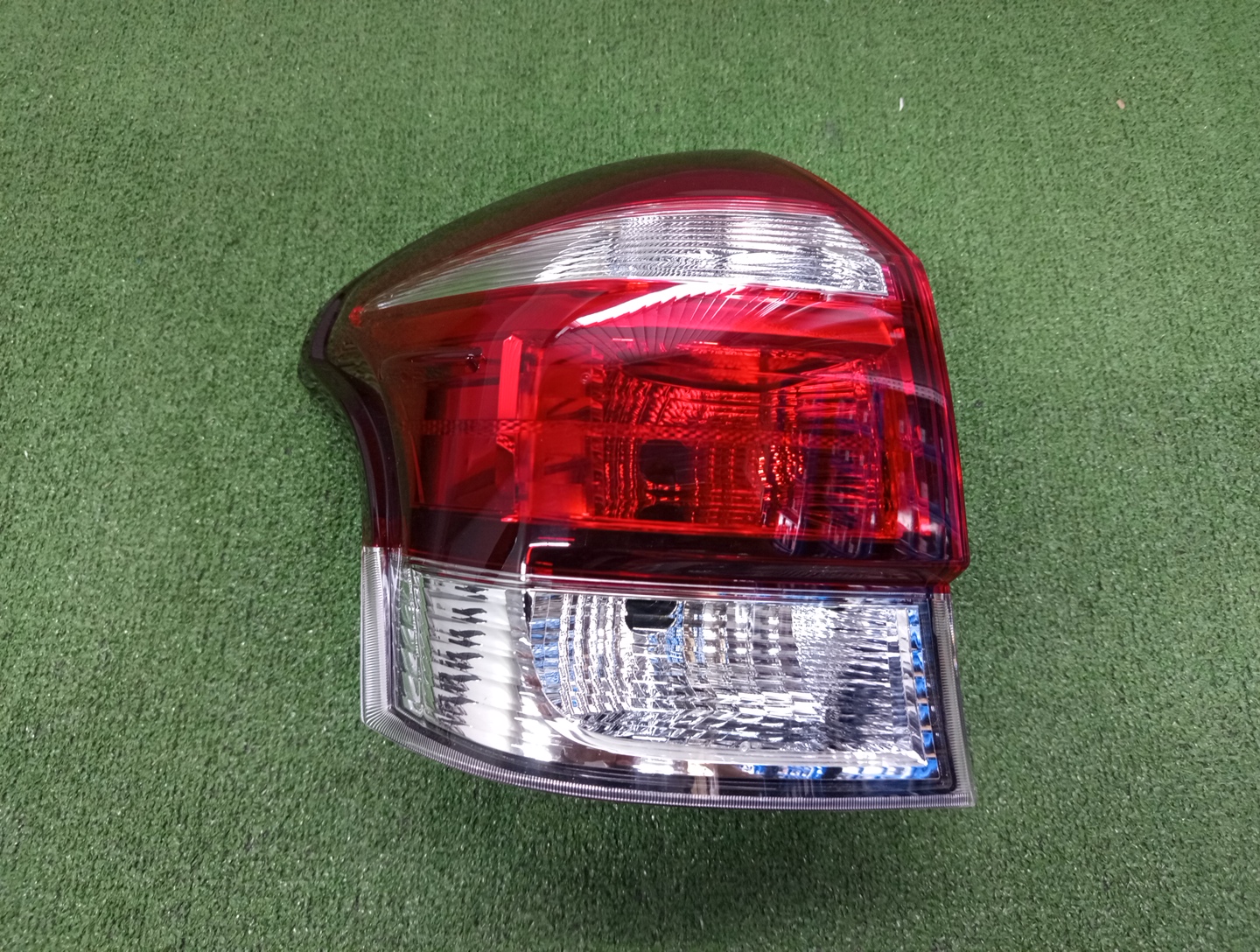 Стоп-сигнал левый задний TOYOTA COROLLA FIELDER ZRE162G, NZE164G, NZE161G, NKE165G, NRE161G 81561-13760 1 ракурс