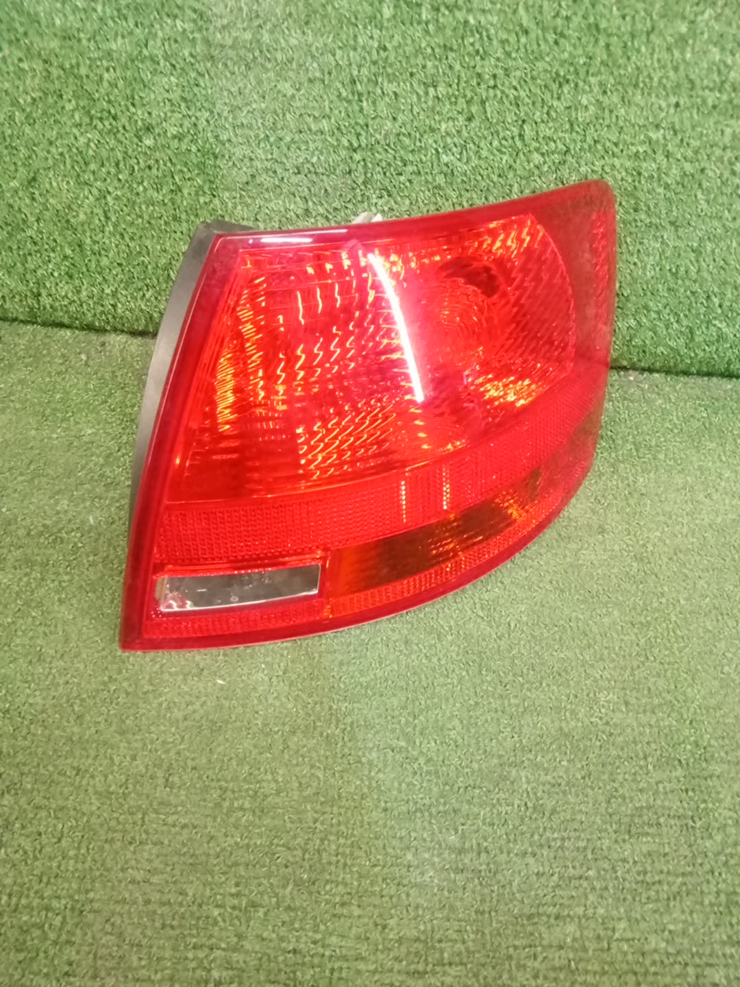 Стоп-сигнал правый задний AUDI A4 8ED 1 ракурс Стоп-сигнал правый задний AUDI A4 8ED 1 ракурс