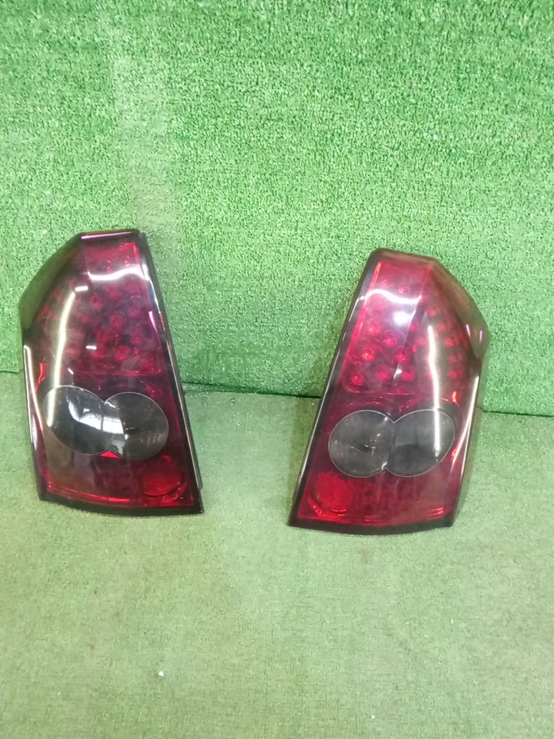 Стоп-сигнал левый задний CHRYSLER 300C LX 1 ракурс