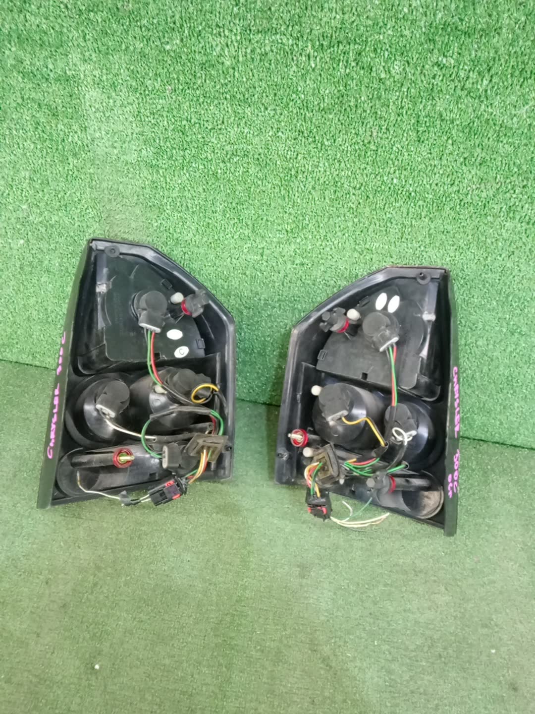 Стоп-сигнал левый задний CHRYSLER 300C LX 4 ракурс