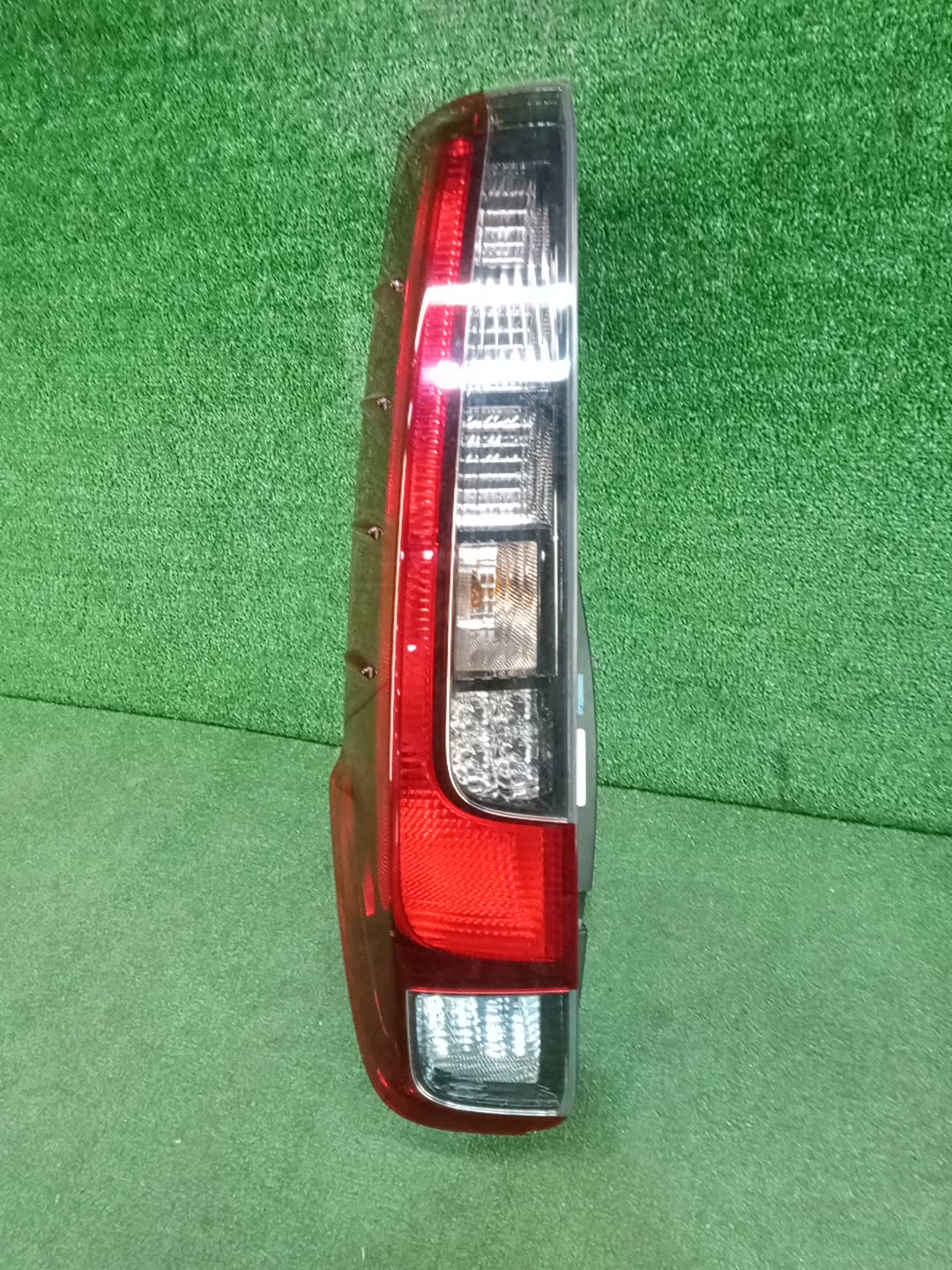Стоп-сигнал левый задний TOYOTA NOAH ZRR80G 1 ракурс