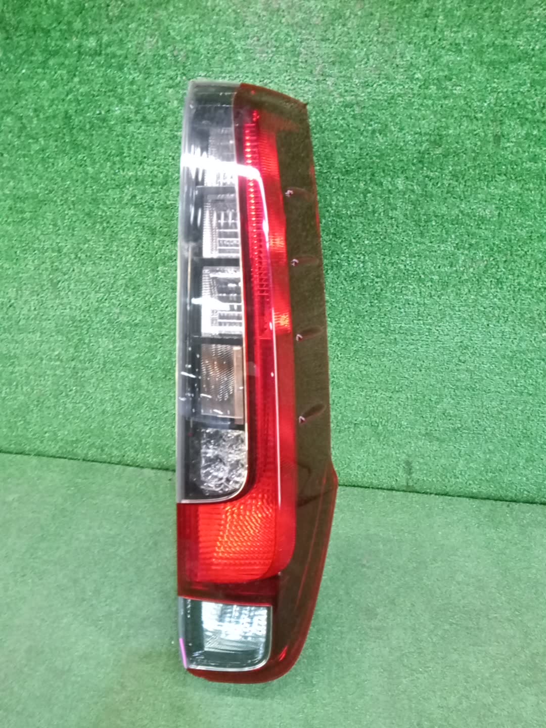 Стоп-сигнал правый задний TOYOTA NOAH ZRR80G 1 ракурс