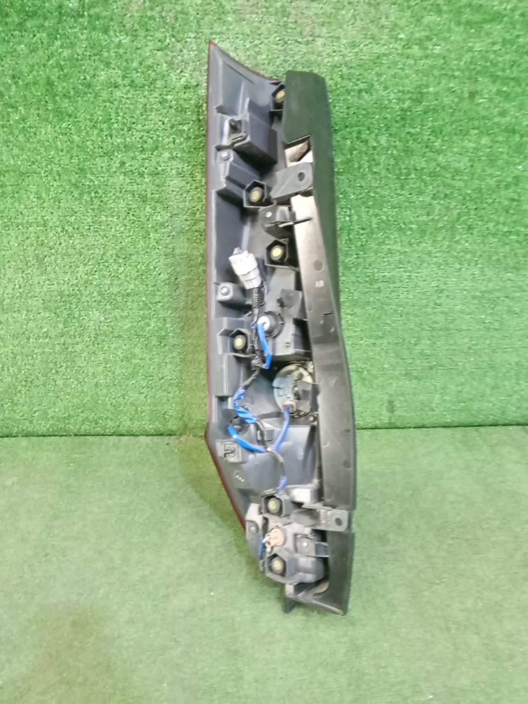 Стоп-сигнал правый задний TOYOTA NOAH ZRR80G 3 ракурс