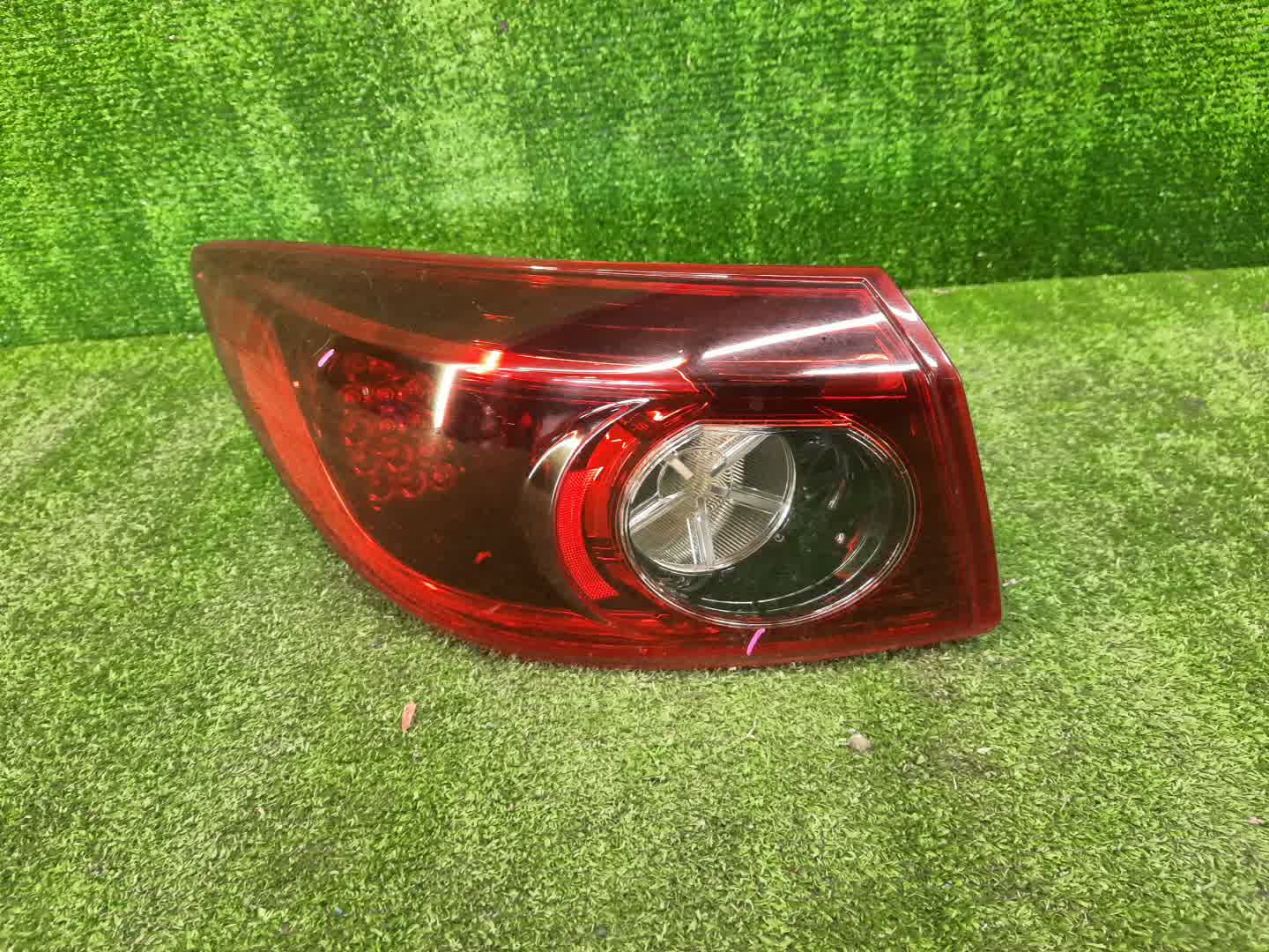 Стоп-сигнал левый задний MAZDA AXELA BM6FJ 1 ракурс