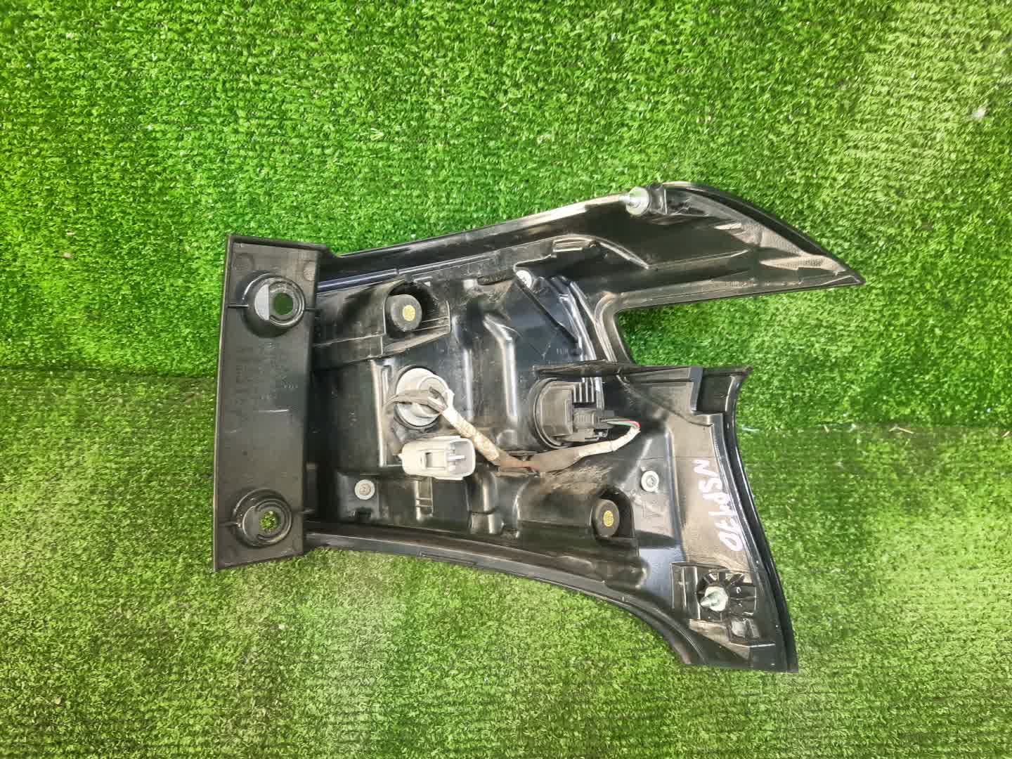 Стоп-сигнал левый задний TOYOTA SIENTA NSP172G, NSP170G, NCP175G, NHP170G 2 ракурс