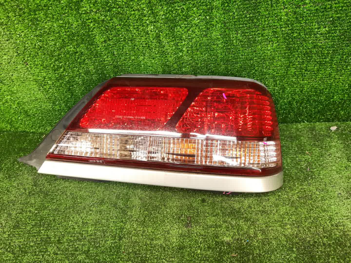 Стоп-сигнал правый задний TOYOTA CRESTA GX100, JZX100, JZX101, LX100, GX105, JZX105, SX100 1 ракурс