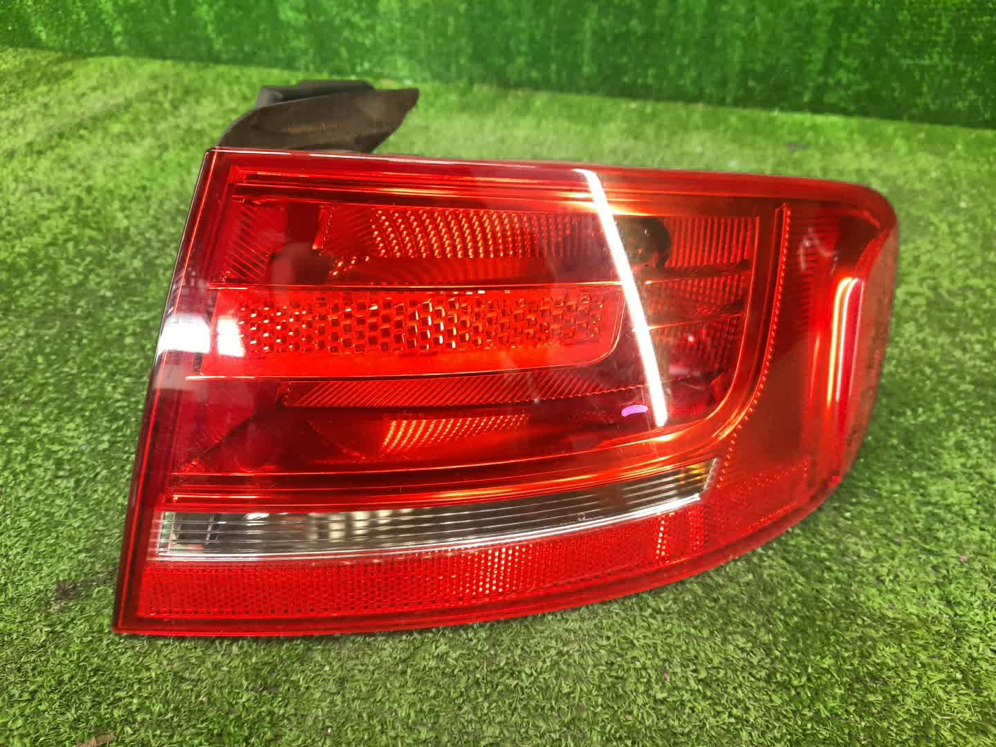 Стоп-сигнал правый задний AUDI A4 8K2, B8 1 ракурс Стоп-сигнал правый задний AUDI A4 8K2, B8 1 ракурс