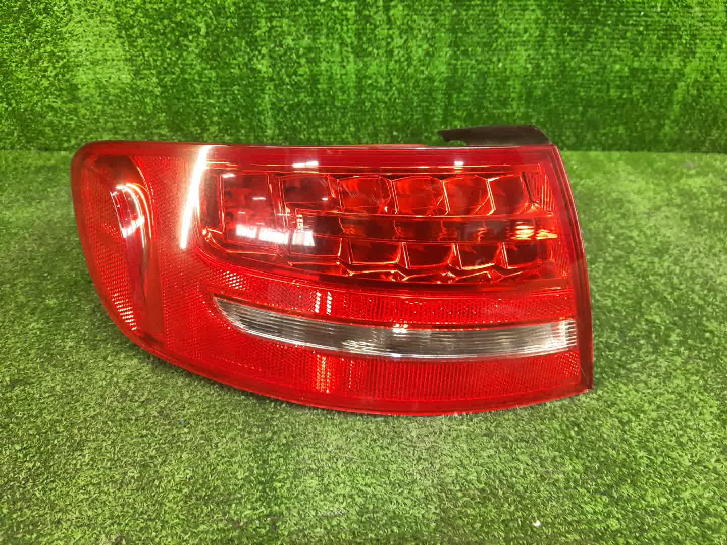 Стоп-сигнал левый задний AUDI A4 8K2, B8 1 ракурс Стоп-сигнал левый задний AUDI A4 8K2, B8 1 ракурс
