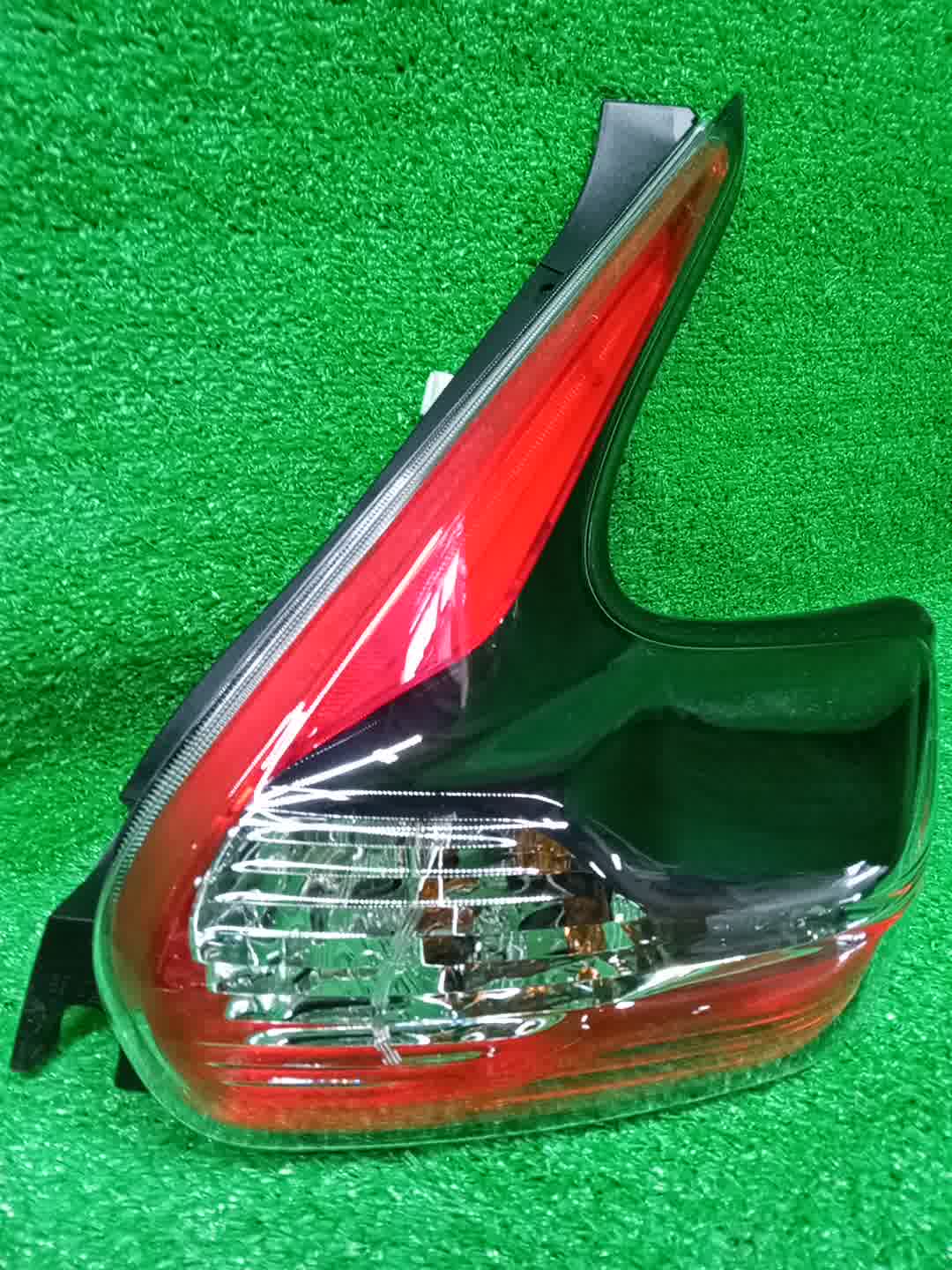 Стоп-сигнал правый задний NISSAN JUKE NF15, F15, YF15 26550-3YM0B 1 ракурс