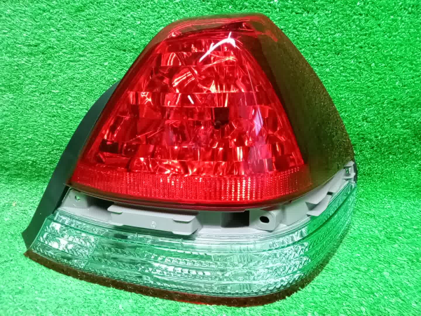 Стоп-сигнал правый задний TOYOTA MARK II JZX115, GX110, JZX110, GX115 81551-2A150 1 ракурс