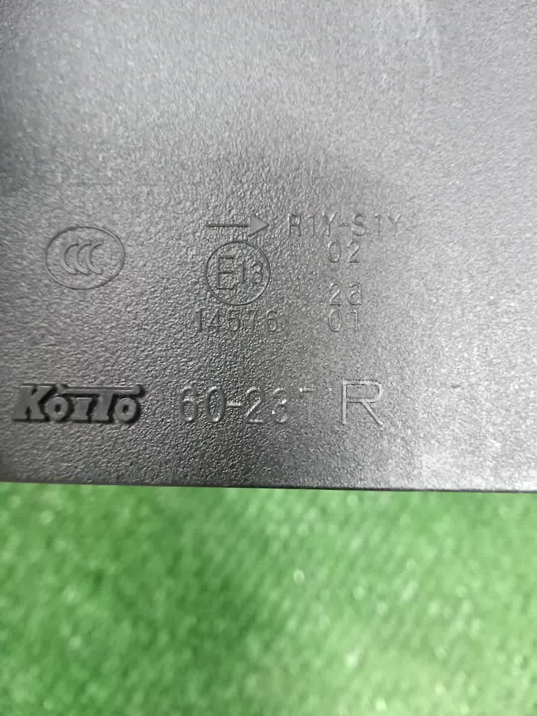 Стоп-сигнал правый задний TOYOTA LAND CRUISER URJ202 81551-60B80 2 ракурс