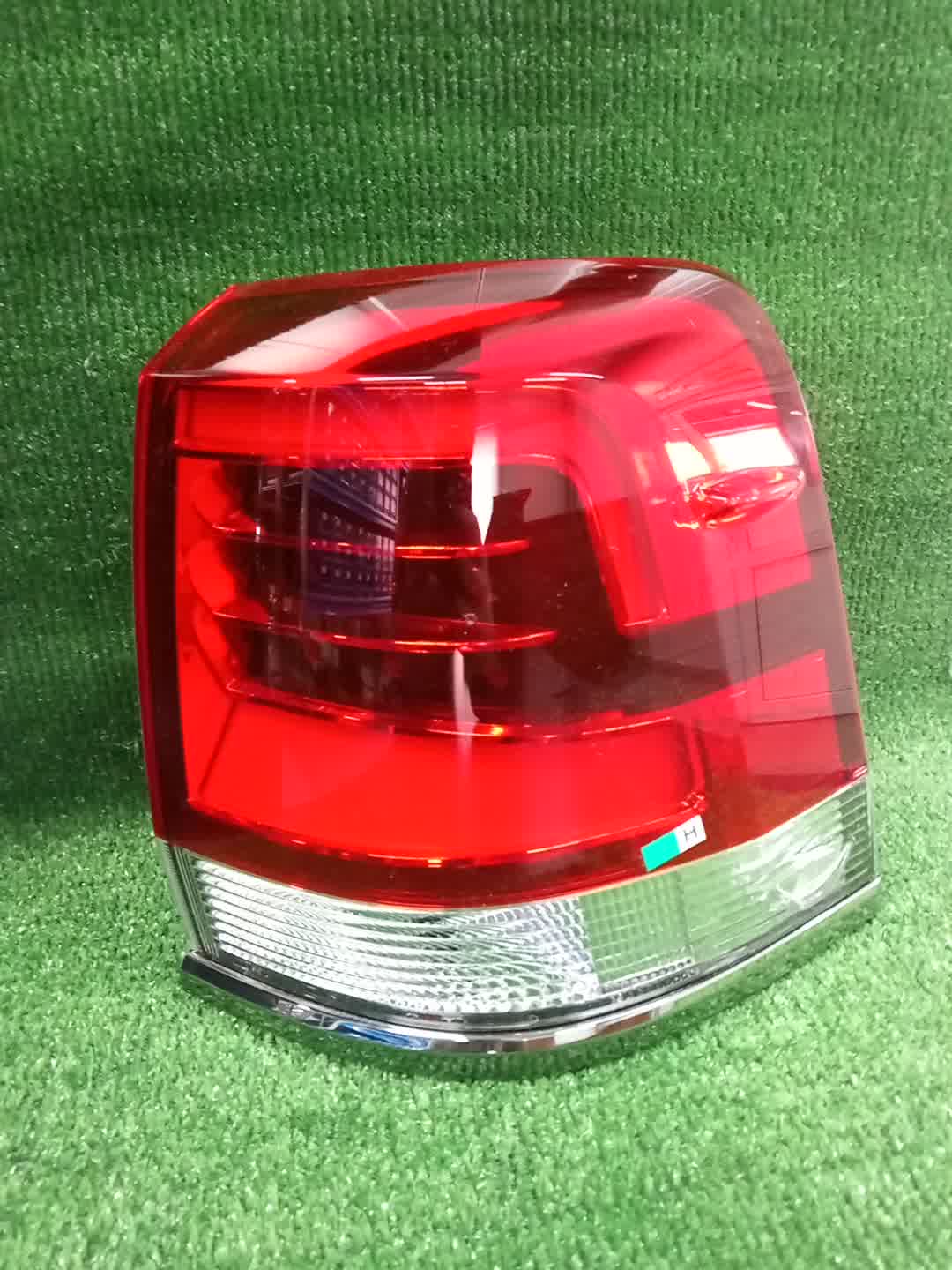 Стоп-сигнал правый задний TOYOTA LAND CRUISER URJ202 81551-60B80 4 ракурс