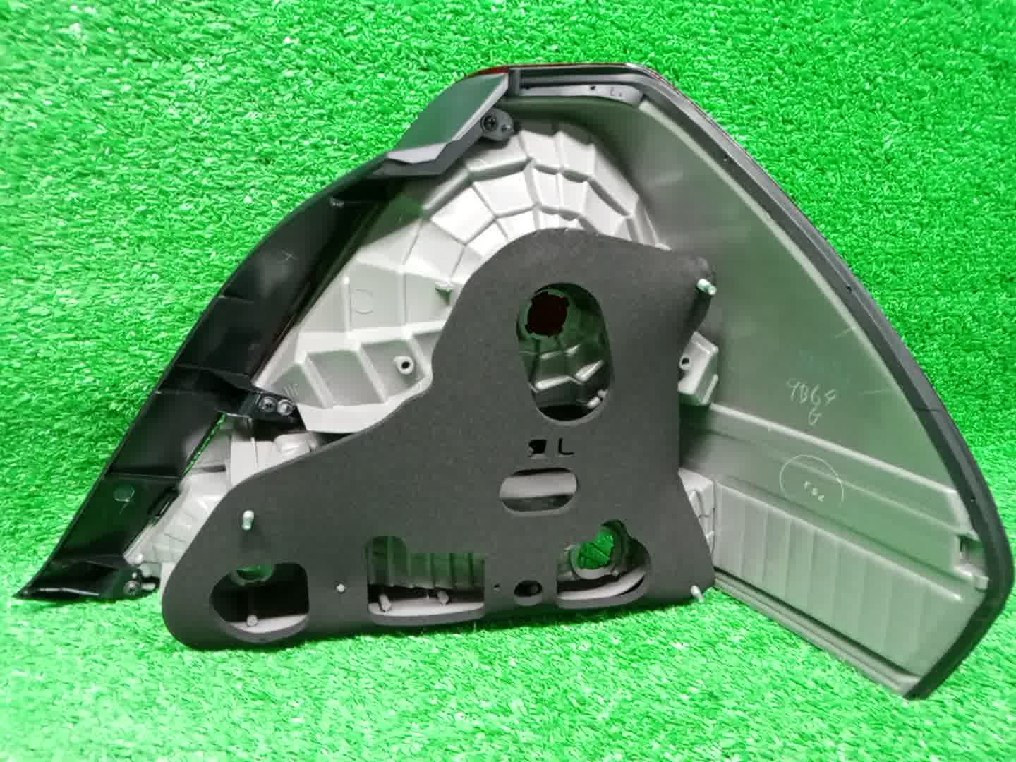 Стоп-сигнал левый задний TOYOTA MARK II JZX115, GX110, JZX110, GX115 81561-2A150 3 ракурс