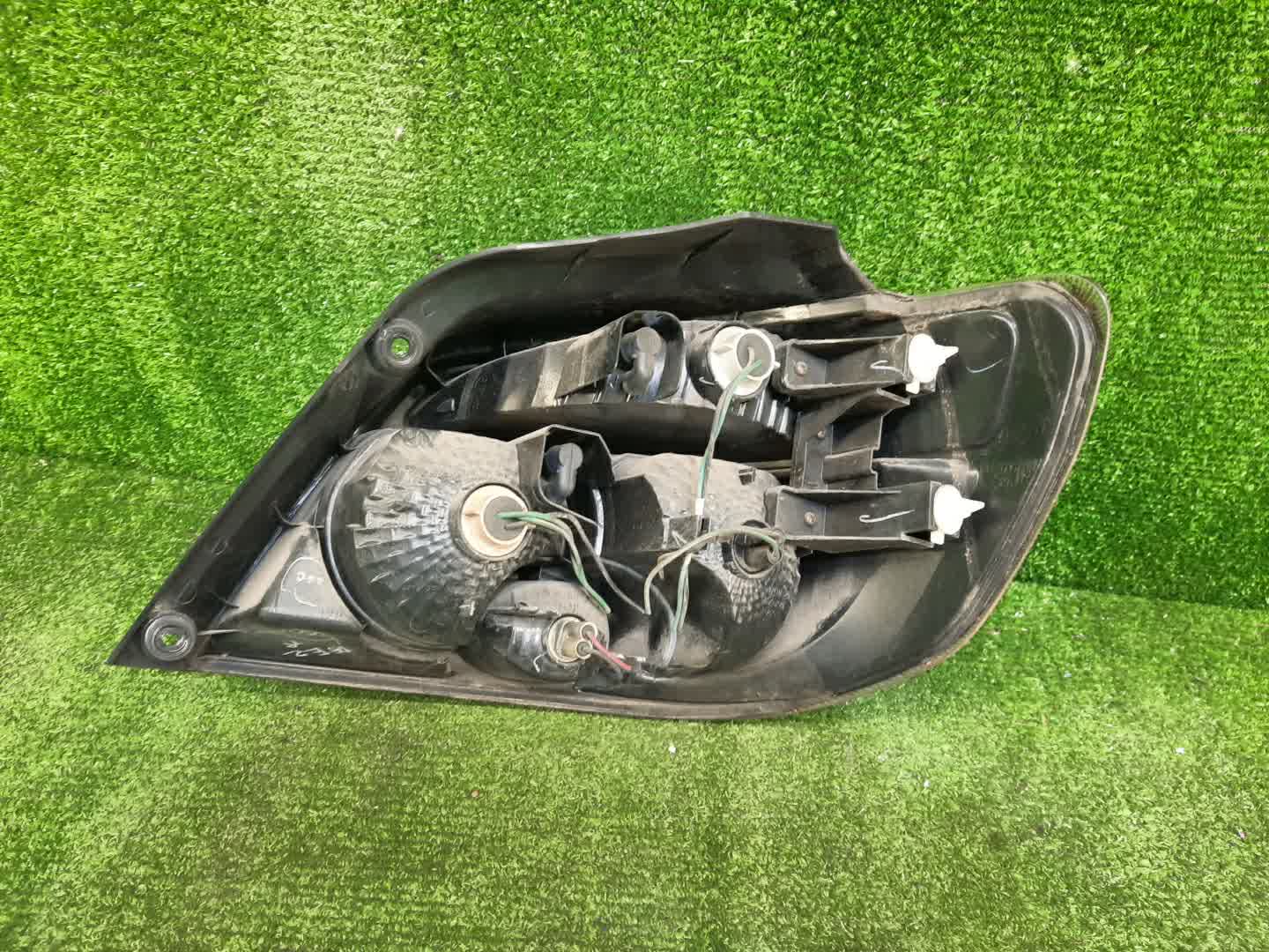Стоп-сигнал левый задний MITSUBISHI AIRTREK, OUTLANDER CU2W, CU4W, CU5W 3 ракурс