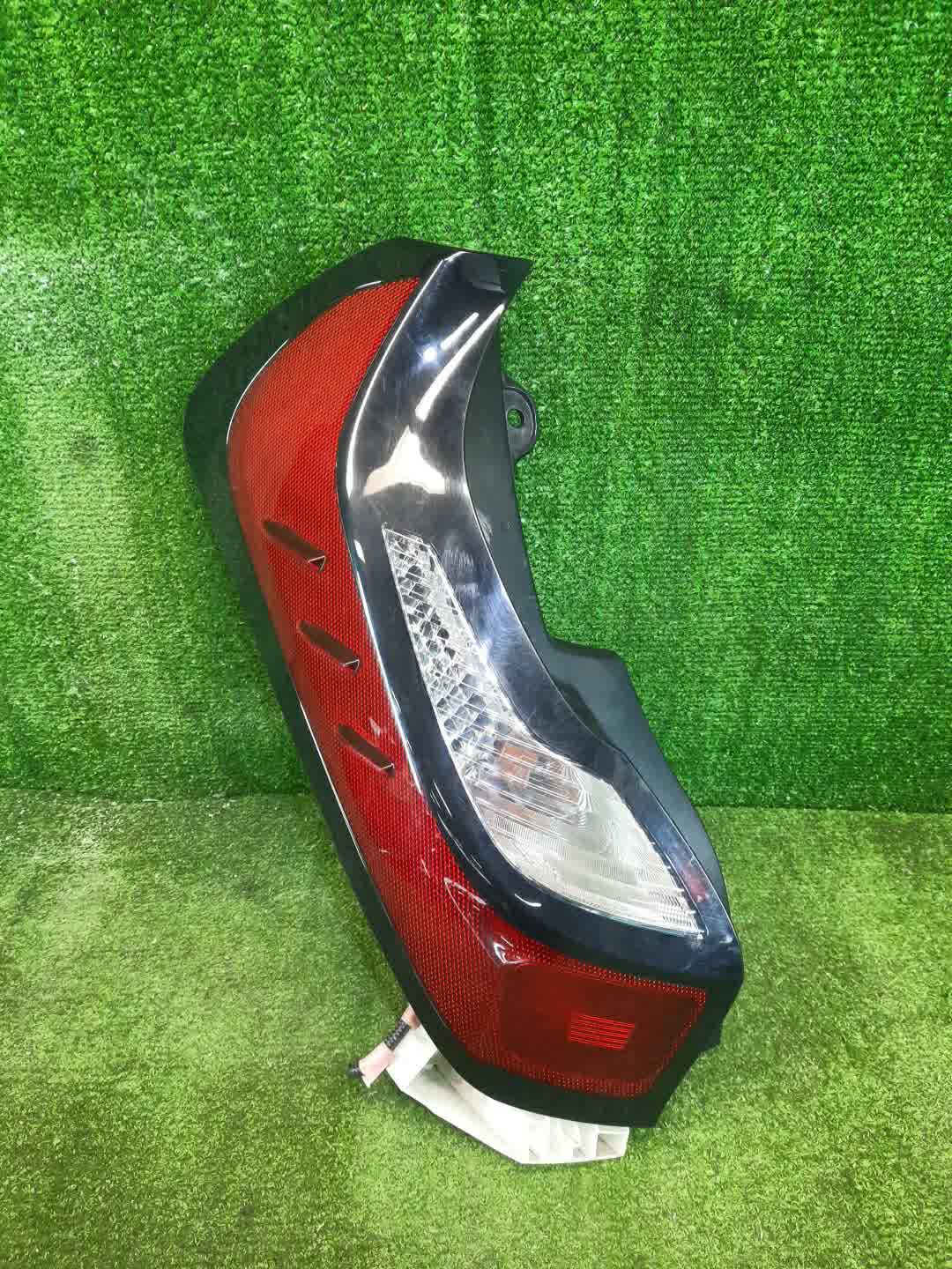 Стоп-сигнал левый задний TOYOTA AQUA MXPK11 1 ракурс