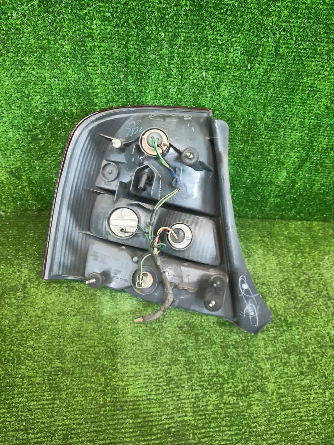 Стоп-сигнал правый задний MAZDA FAMILIA, 323 BJ5P, BJEP, BJ3P, BJFP, BJ 2 ракурс