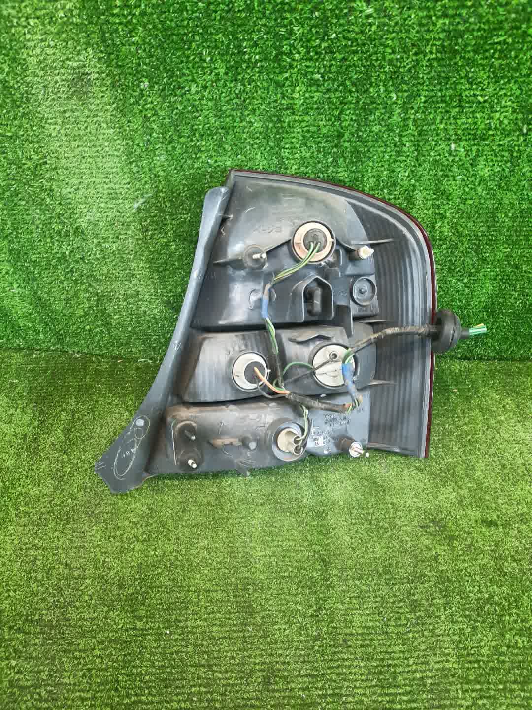 Стоп-сигнал левый задний MAZDA FAMILIA, 323 BJ5P, BJEP, BJ3P, BJFP, BJ 3 ракурс