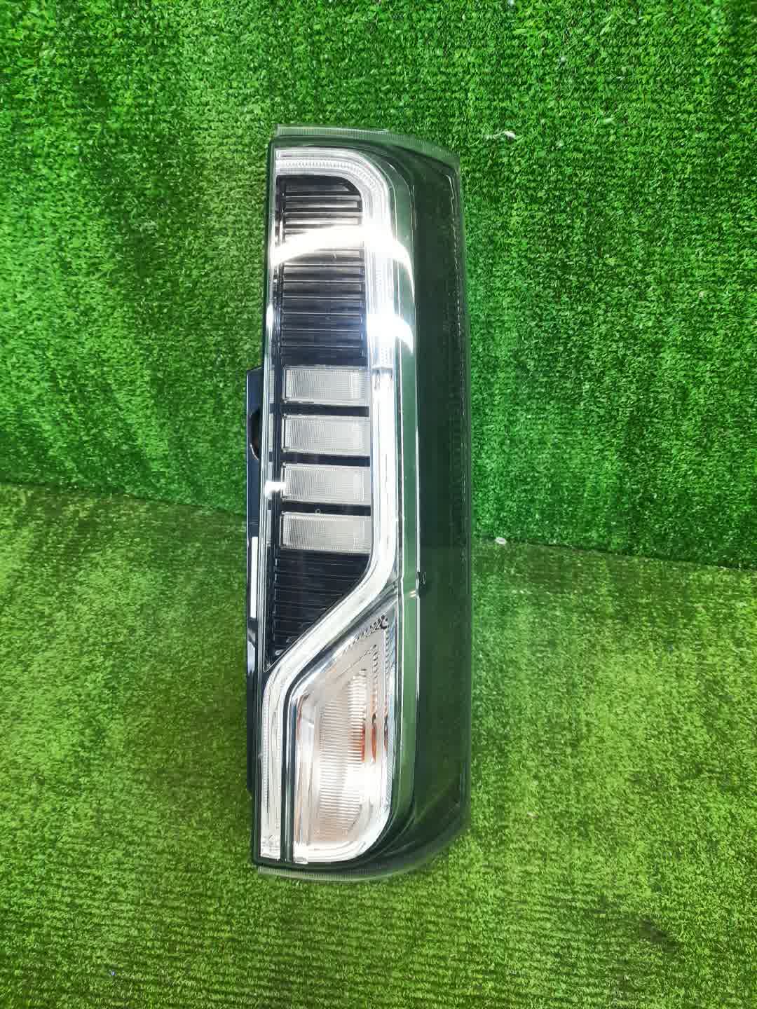 Стоп-сигнал правый задний SUZUKI SPACIA MK53S 1 ракурс