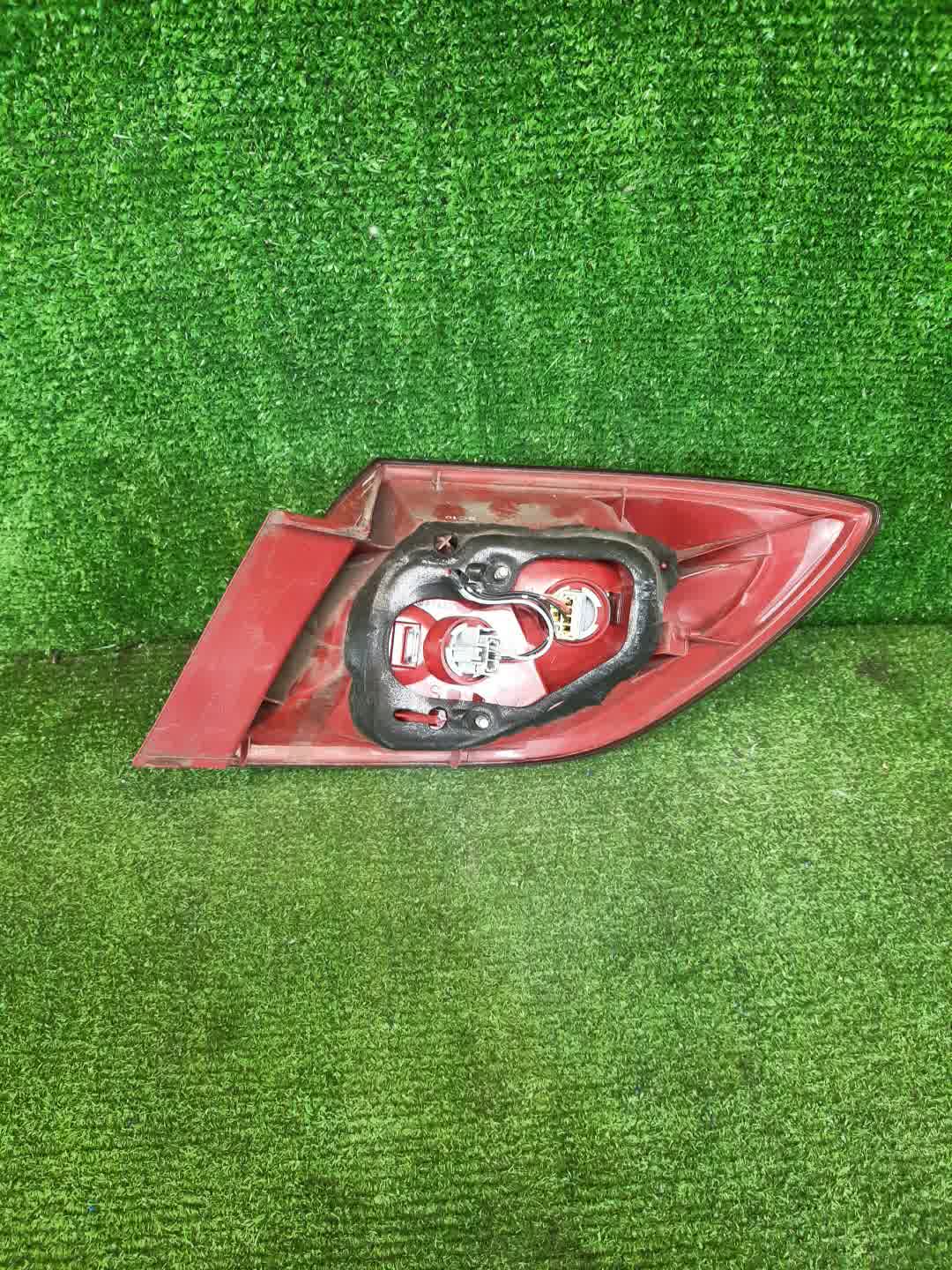Стоп-сигнал левый задний MAZDA AXELA, MAZDA 3, 3 BK5P, BK3P, BKEP, BK 3 ракурс