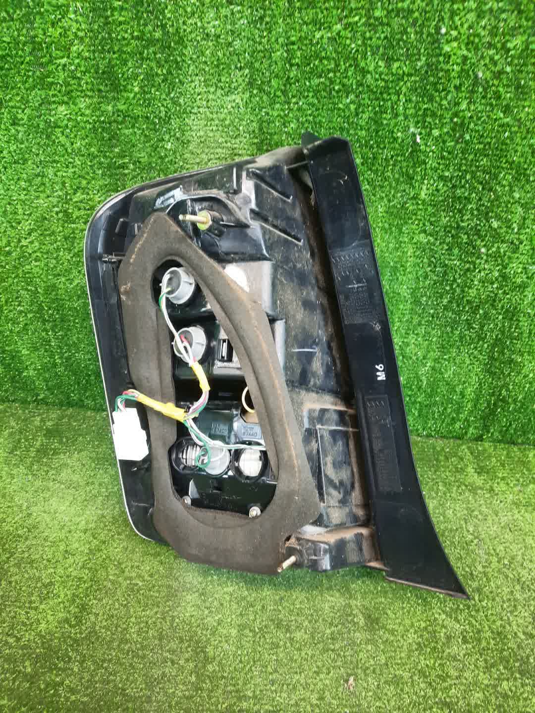 Стоп-сигнал правый задний TOYOTA PRIUS NHW20 2 ракурс