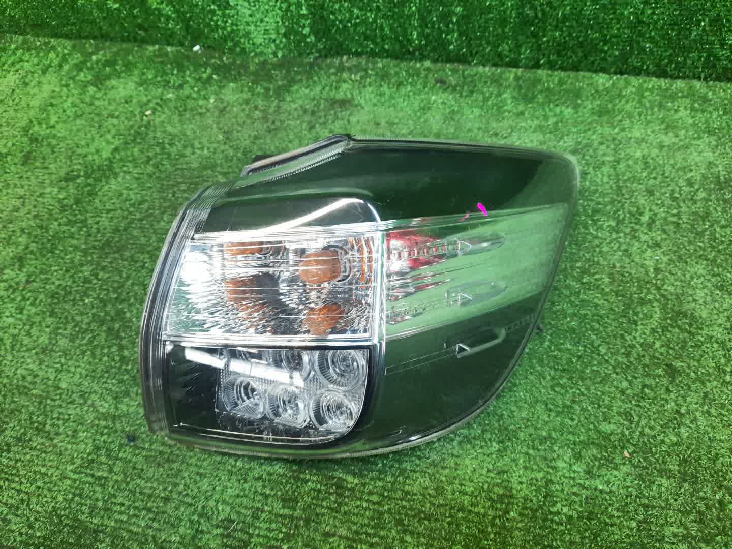Стоп-сигнал правый задний TOYOTA WISH ZGE20W, ZGE20G, ZGE25W, ZGE21G, ZGE22W, ZGE25G 1 ракурс