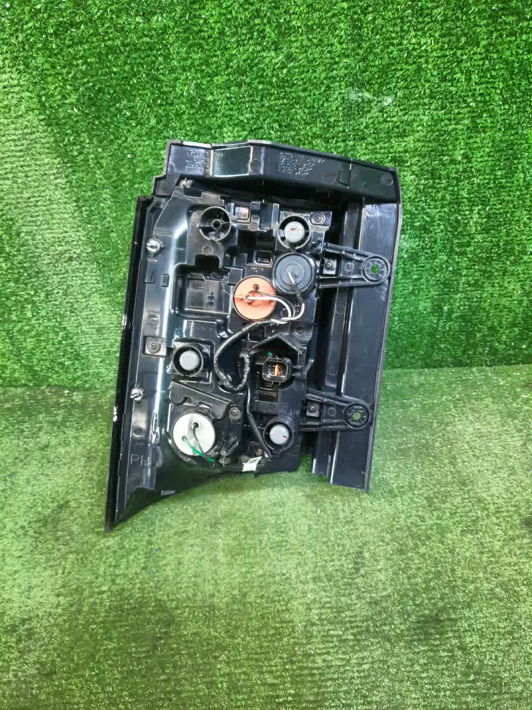 Стоп-сигнал правый задний MITSUBISHI DELICA D5 CV1W, CV2W, CV4W, CV5W 8330B138 2 ракурс