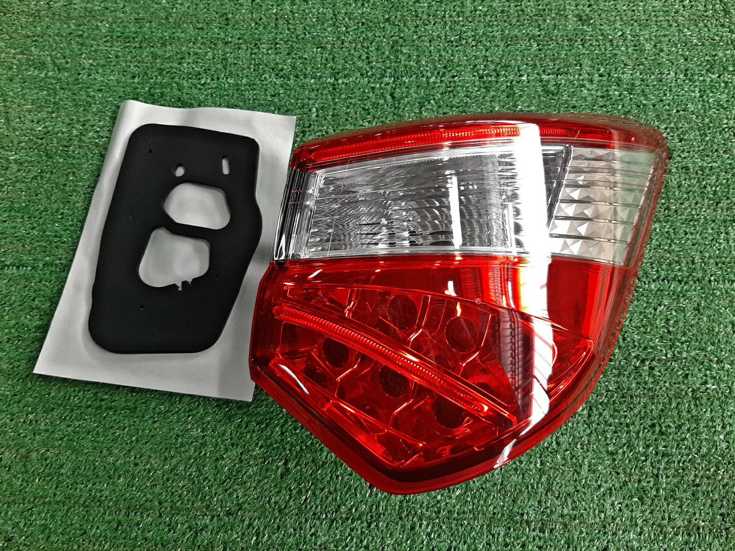 Стоп-сигнал правый задний TOYOTA VITZ, YARIS KSP130, NSP130, NSP135, NCP131 81551-52D41 1 ракурс