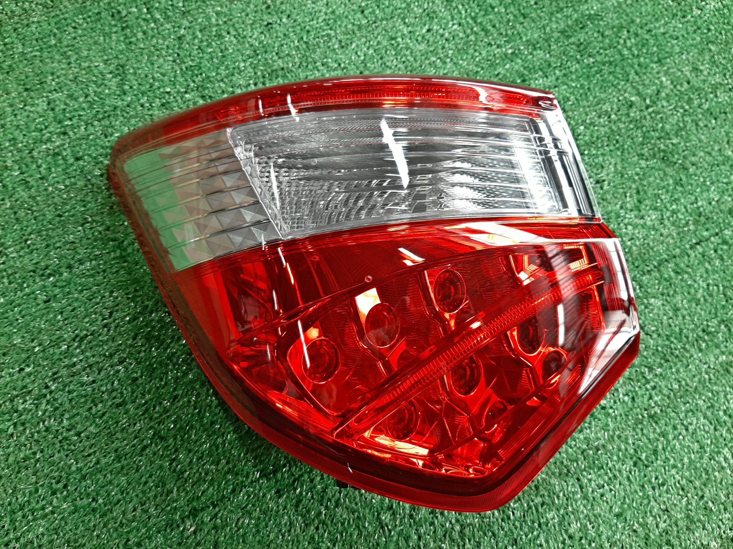 Стоп-сигнал левый задний TOYOTA VITZ, YARIS KSP130, NSP130, NSP135, NCP131 81561-52B31 1 ракурс