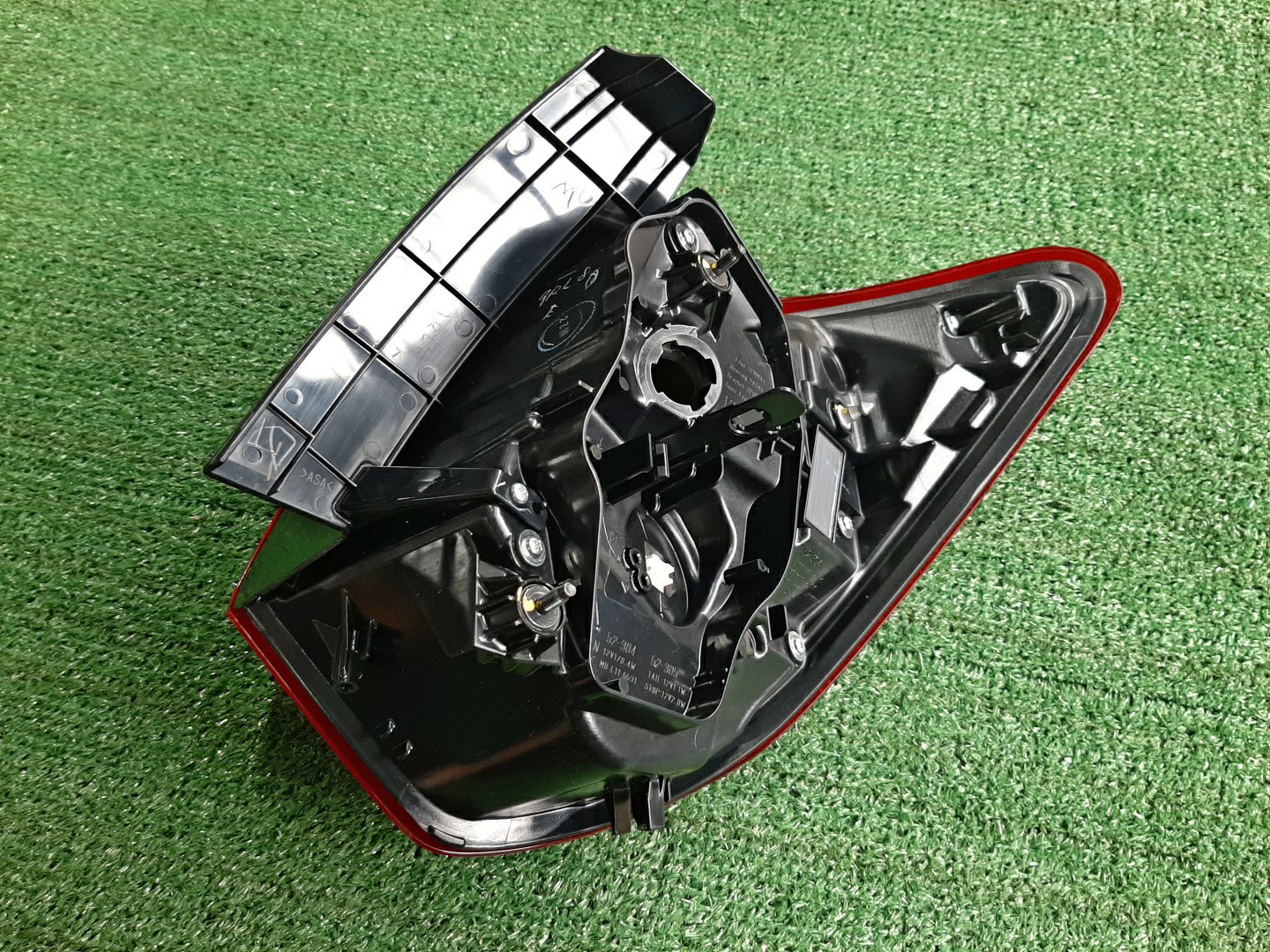 Стоп-сигнал левый задний TOYOTA VITZ, YARIS KSP130, NSP130, NSP135, NCP131 81561-52B31 2 ракурс