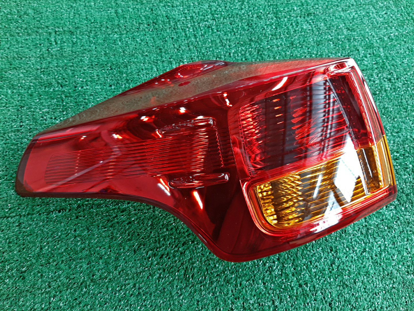 Стоп-сигнал левый задний TOYOTA RAV4 ZSA44 81561-42171 1 ракурс