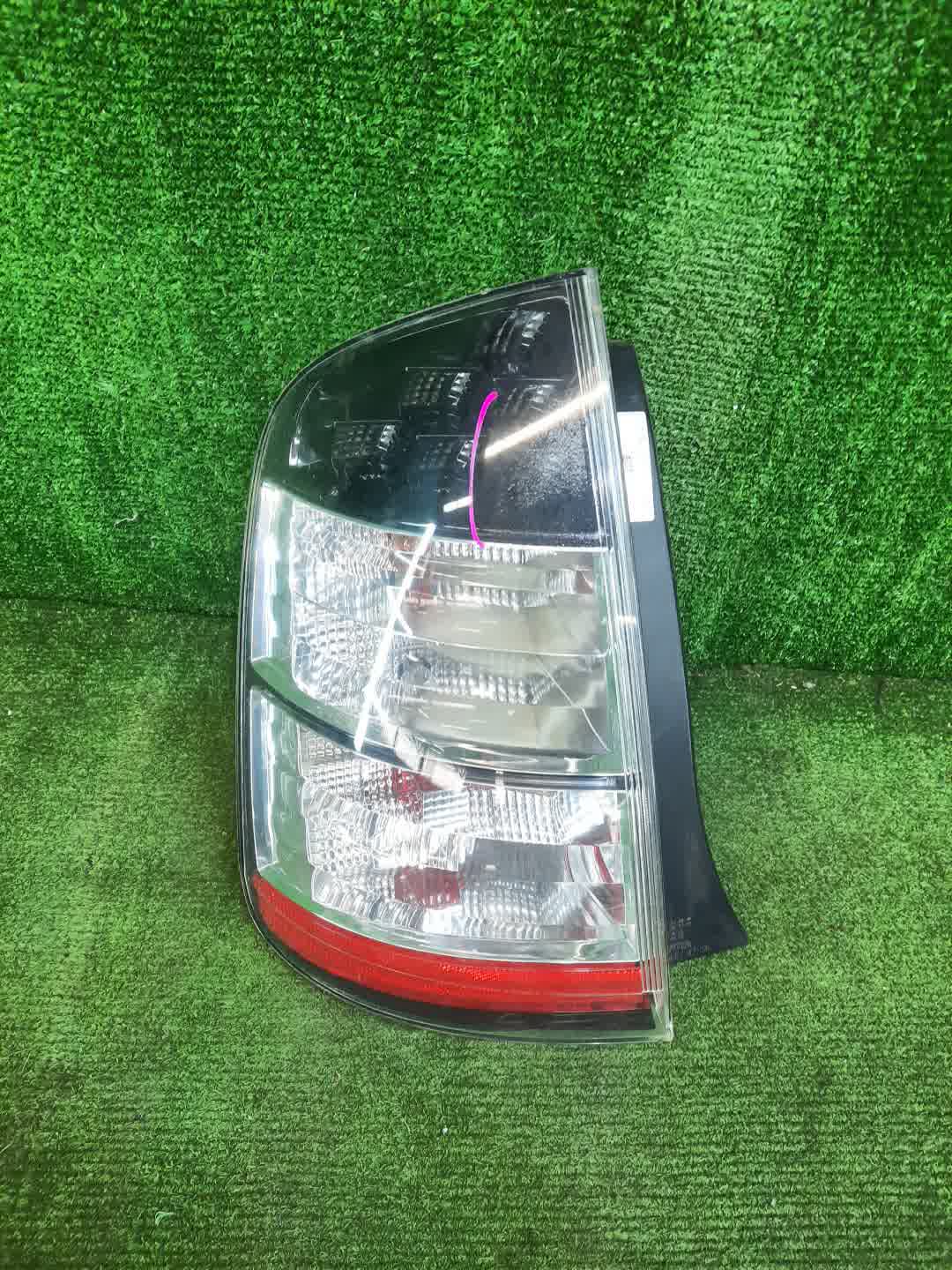 Стоп-сигнал левый задний TOYOTA PRIUS NHW20 1 ракурс Стоп-сигнал левый задний TOYOTA PRIUS NHW20 1 ракурс