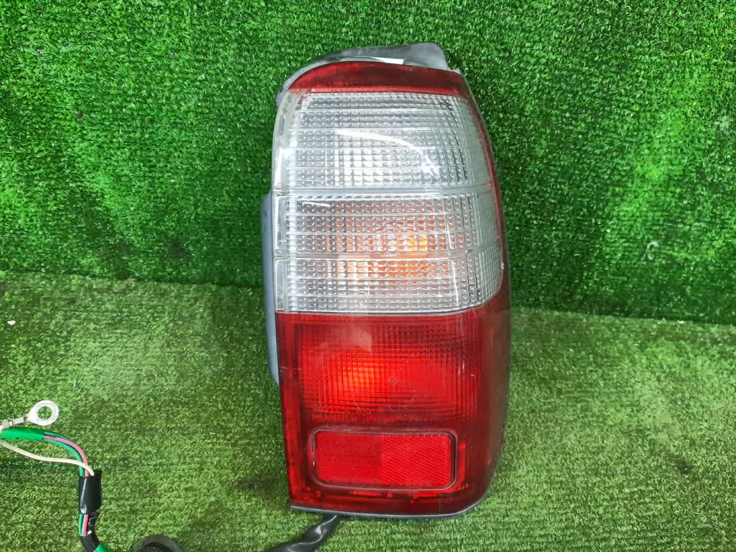 Стоп-сигнал правый задний TOYOTA HILUX SURF RZN185W, VZN185W, KDN185W, KZN185W, KZN185G 1 ракурс Стоп-сигнал правый задний TOYOTA HILUX SURF RZN185W, VZN185W, KDN185W, KZN185W, KZN185G 1 ракурс