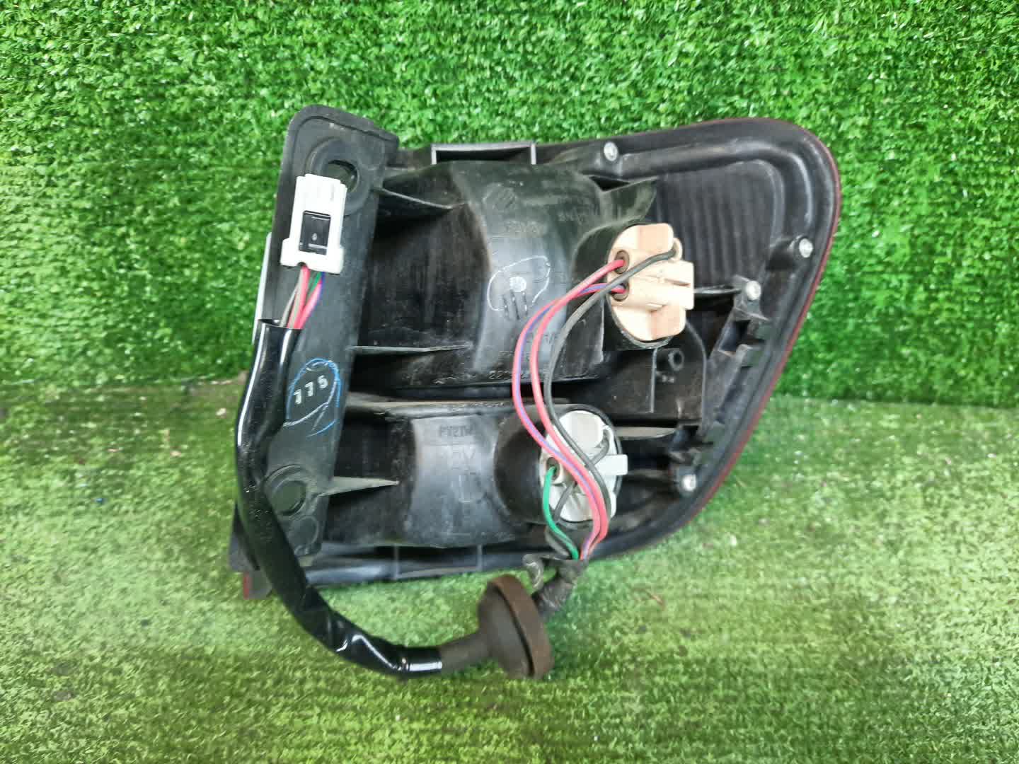 Стоп-сигнал левый задний NISSAN AVENIR, EXPERT W11, PNW11, PW11, RW11, VW11, VNW11 2 ракурс