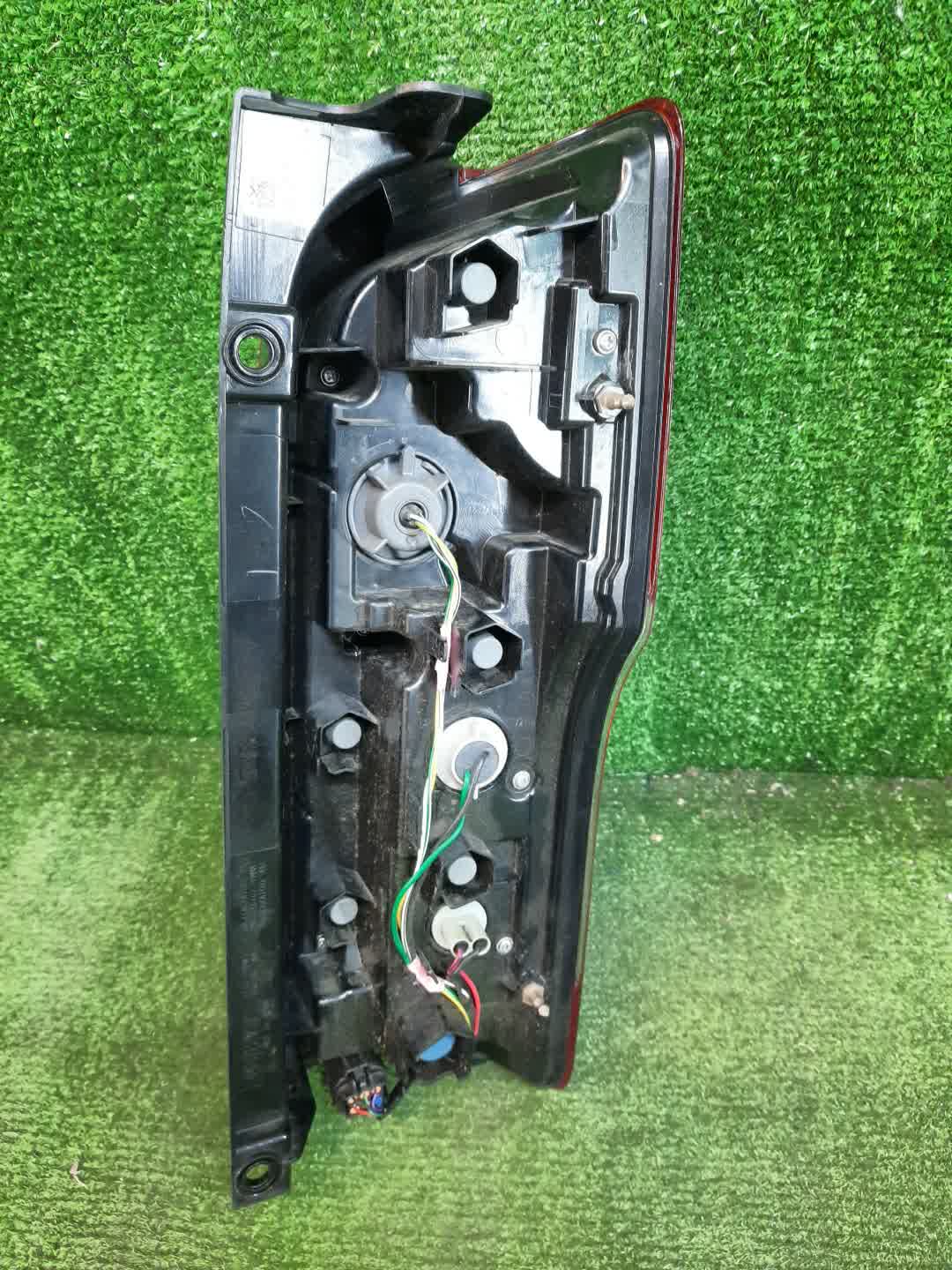 Стоп-сигнал левый задний NISSAN CARAVAN E26 2 ракурс