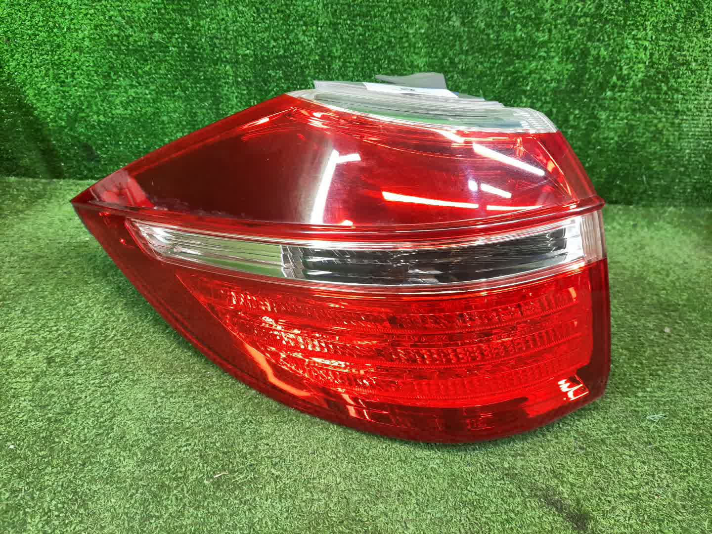 Стоп-сигнал левый задний HONDA ELYSION RR5, RR6 1 ракурс