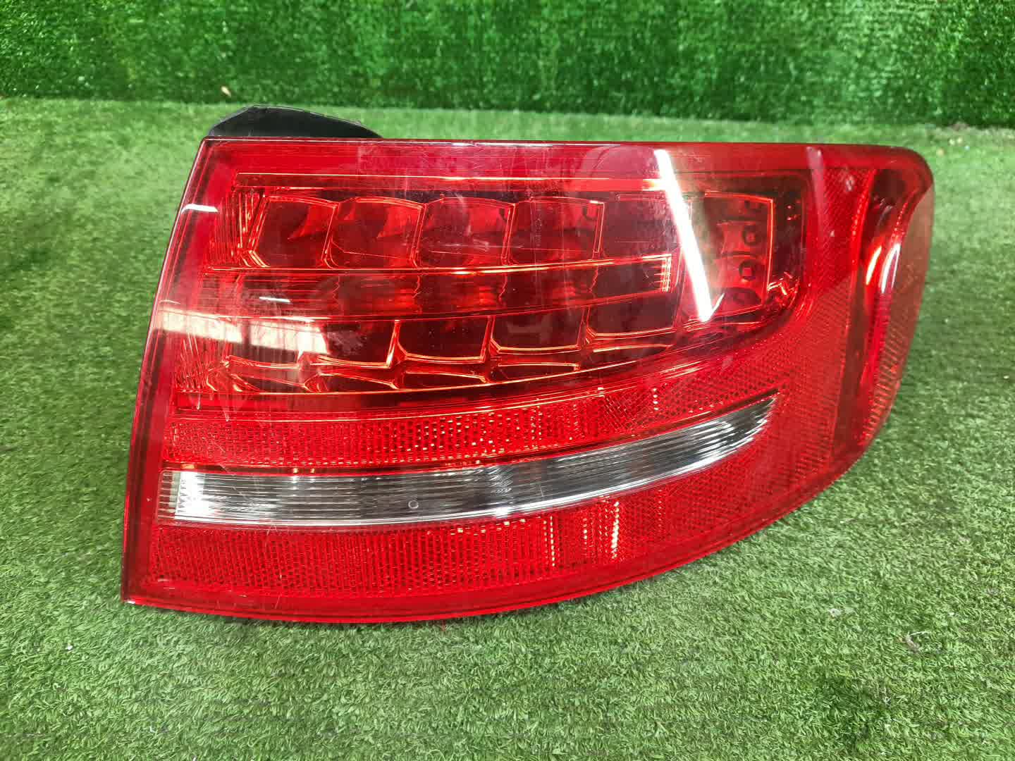 Стоп-сигнал правый задний AUDI A4 8K2, B8 1 ракурс Стоп-сигнал правый задний AUDI A4 8K2, B8 1 ракурс