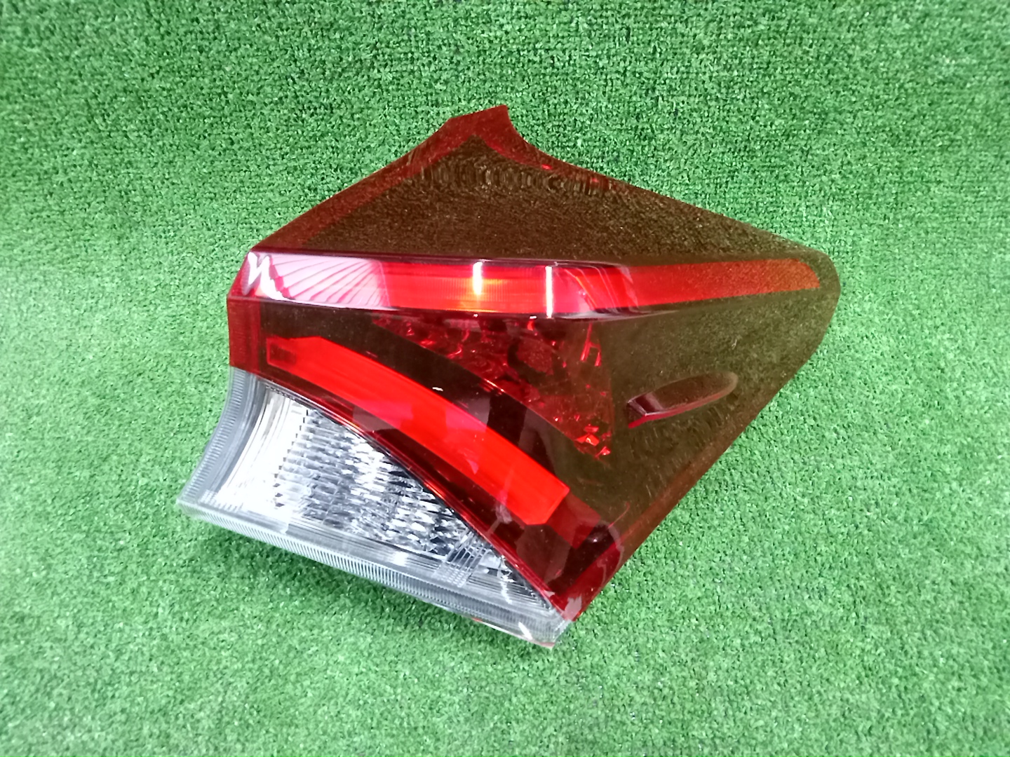 Стоп-сигнал правый TOYOTA AURIS ZWE186H, NZE181H, ZRE186H, NRE185H, NZE184H 81551-12C31 1 ракурс