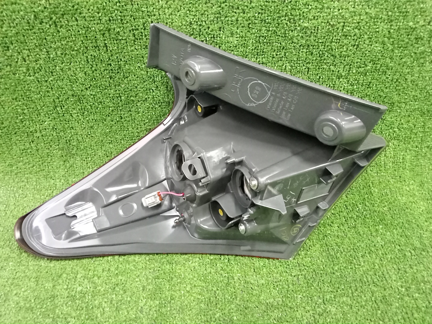 Стоп-сигнал правый TOYOTA AURIS ZWE186H, NZE181H, ZRE186H, NRE185H, NZE184H 81551-12C31 4 ракурс