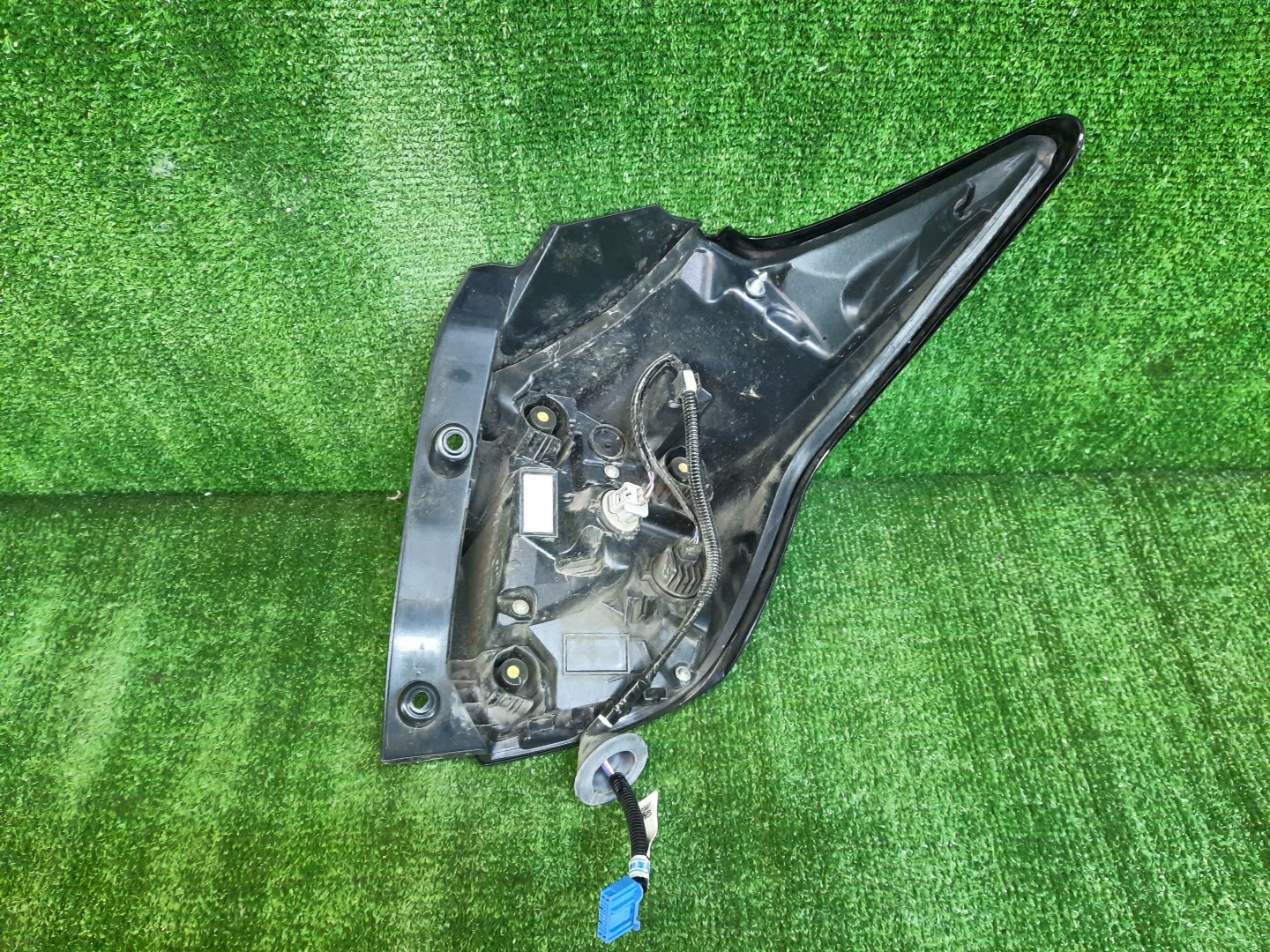 Стоп-сигнал левый задний TOYOTA YARIS MXPH10, MXPH15, KSP210, MXPA10, MXPA15 2 ракурс