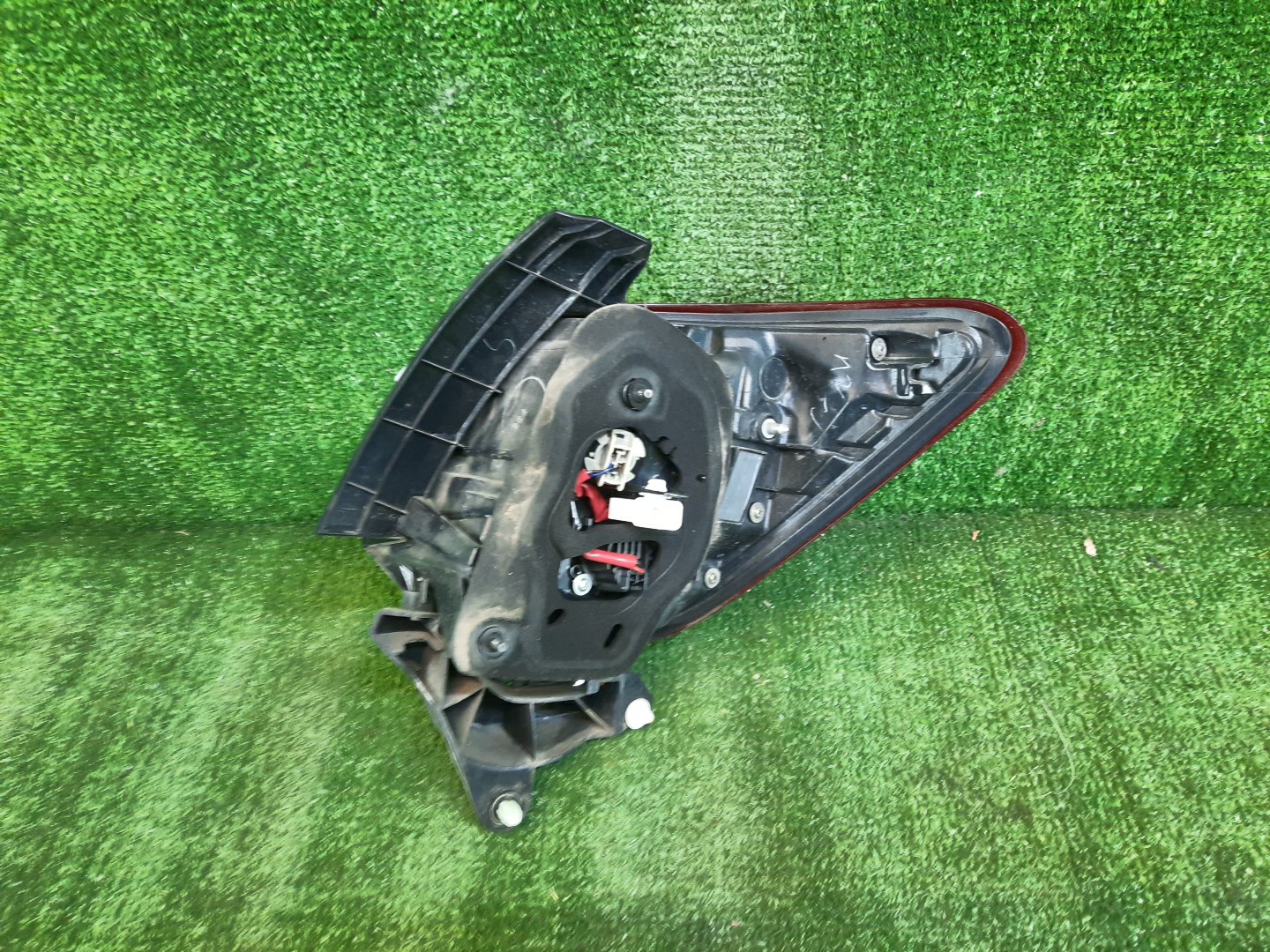 Стоп-сигнал левый задний TOYOTA VITZ, YARIS KSP130, NSP130, NSP135, NCP131 2 ракурс