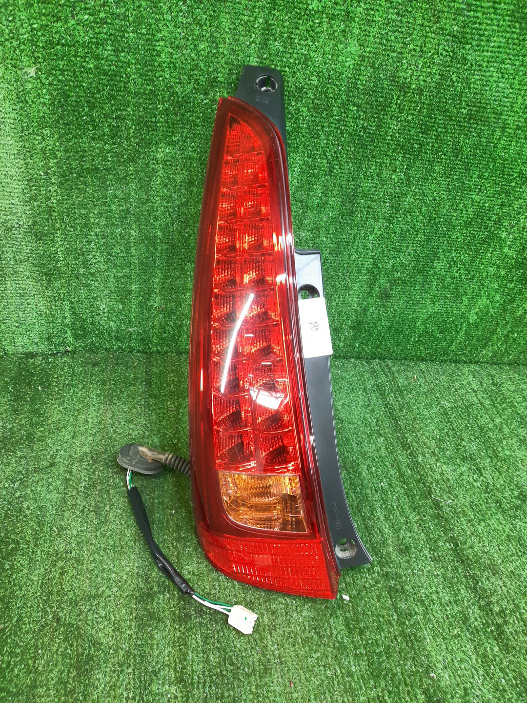 Стоп-сигнал левый задний TOYOTA MARK II BLIT JZX110W, JZX115W, GX110W, GX115W 1 ракурс