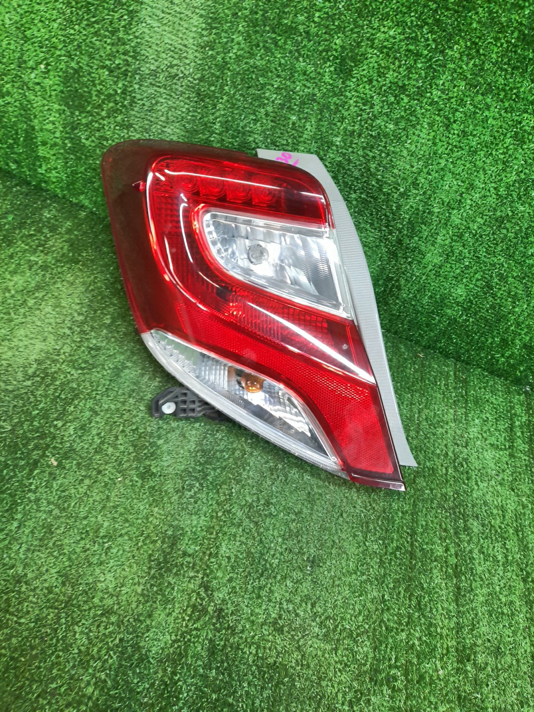 Стоп-сигнал левый задний TOYOTA VITZ, YARIS KSP130, NSP130, NSP135, NCP131 1 ракурс