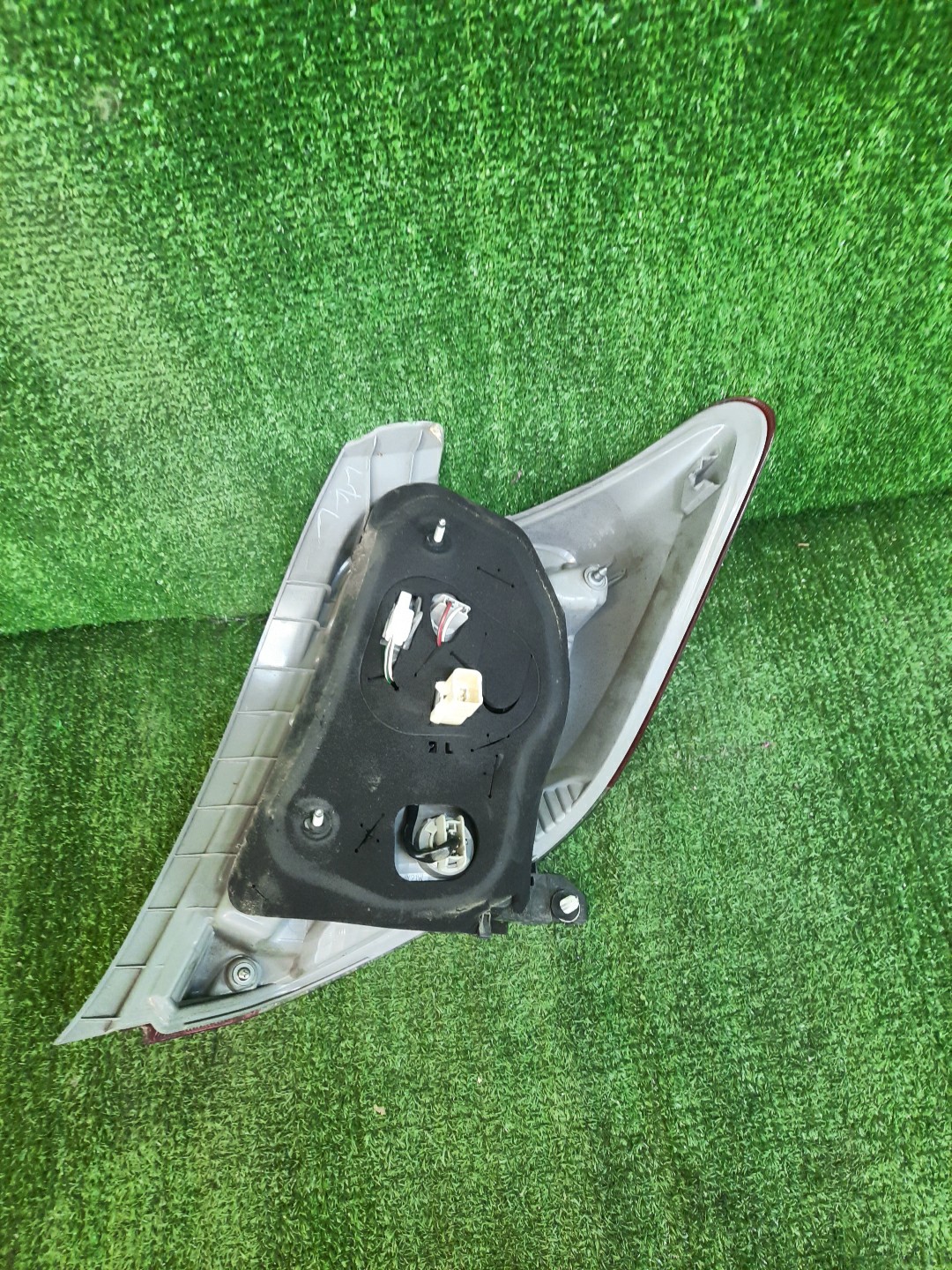 Стоп-сигнал левый задний TOYOTA VITZ, YARIS KSP130, NSP130, NSP135, NCP131 2 ракурс